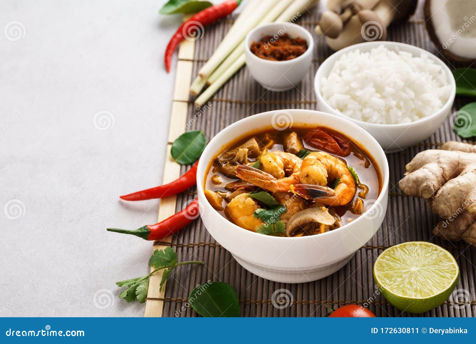 Tom Yum Goong Oder Scharfe Thailändische Suppe Und Bestandteile Tom Yum ...