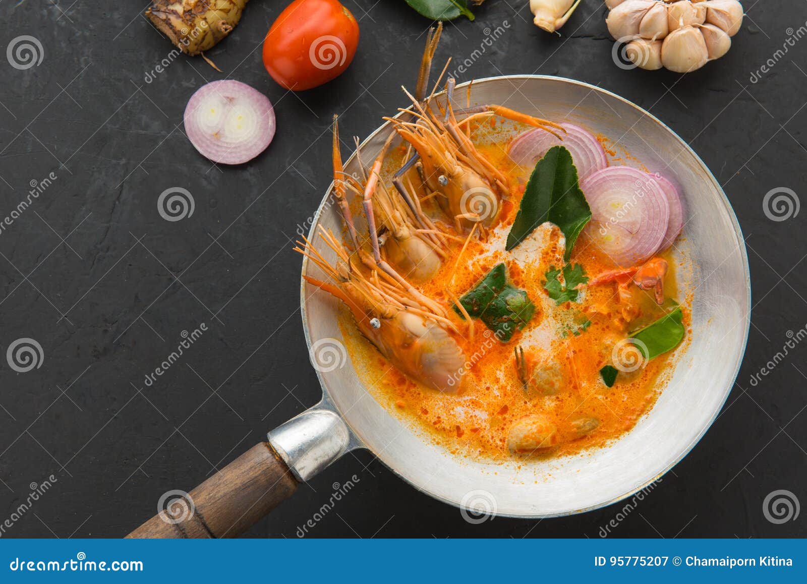 Tom Yum-Suppe Oder -tom-yum Goong, Eine Thailändische Traditionelle ...