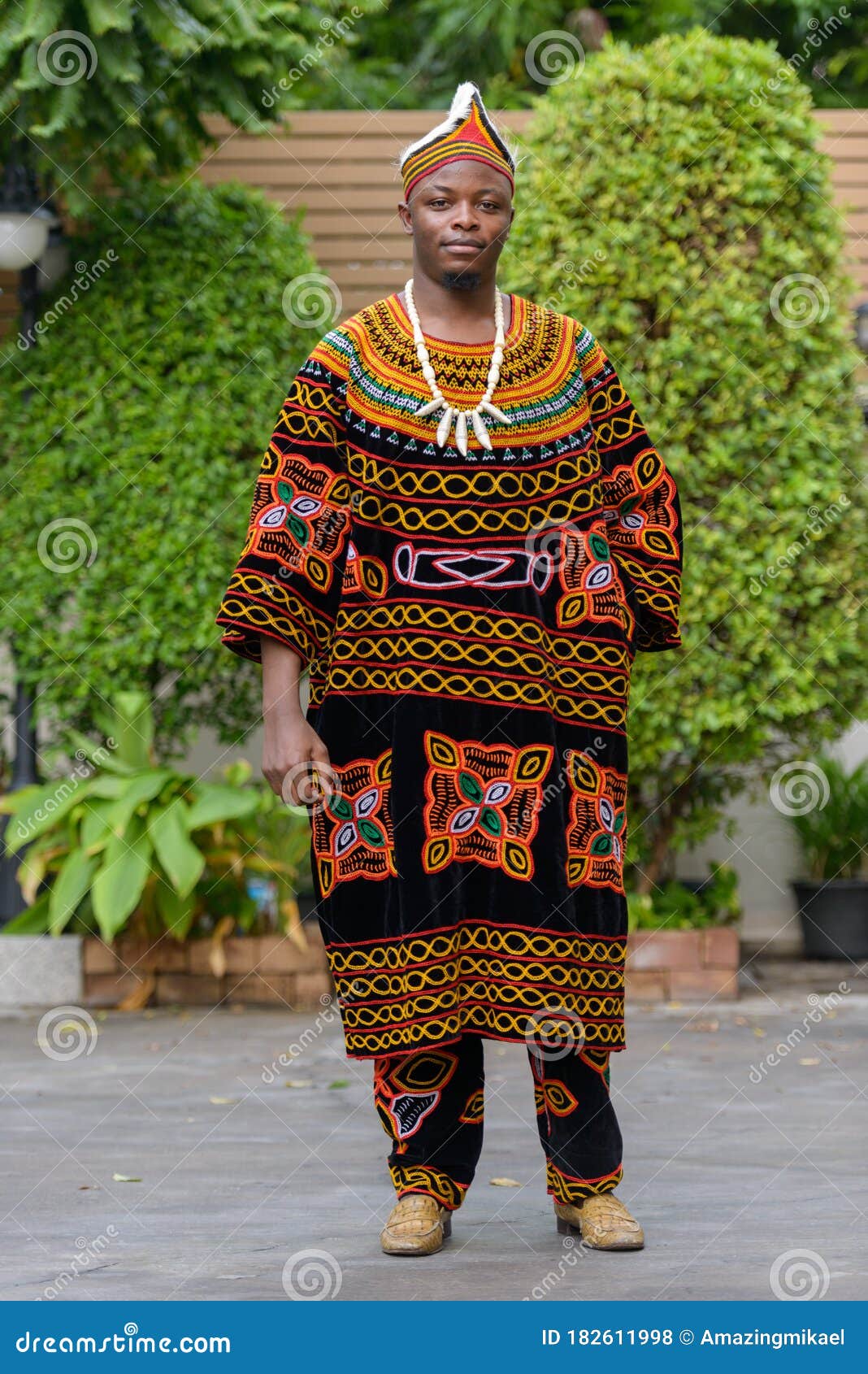 Toma De Cuerpo Completo De Un Joven Africano Usando Ropa Tradicional Al  Aire Libre Foto de archivo - Imagen de adulto, étnico: 182611998