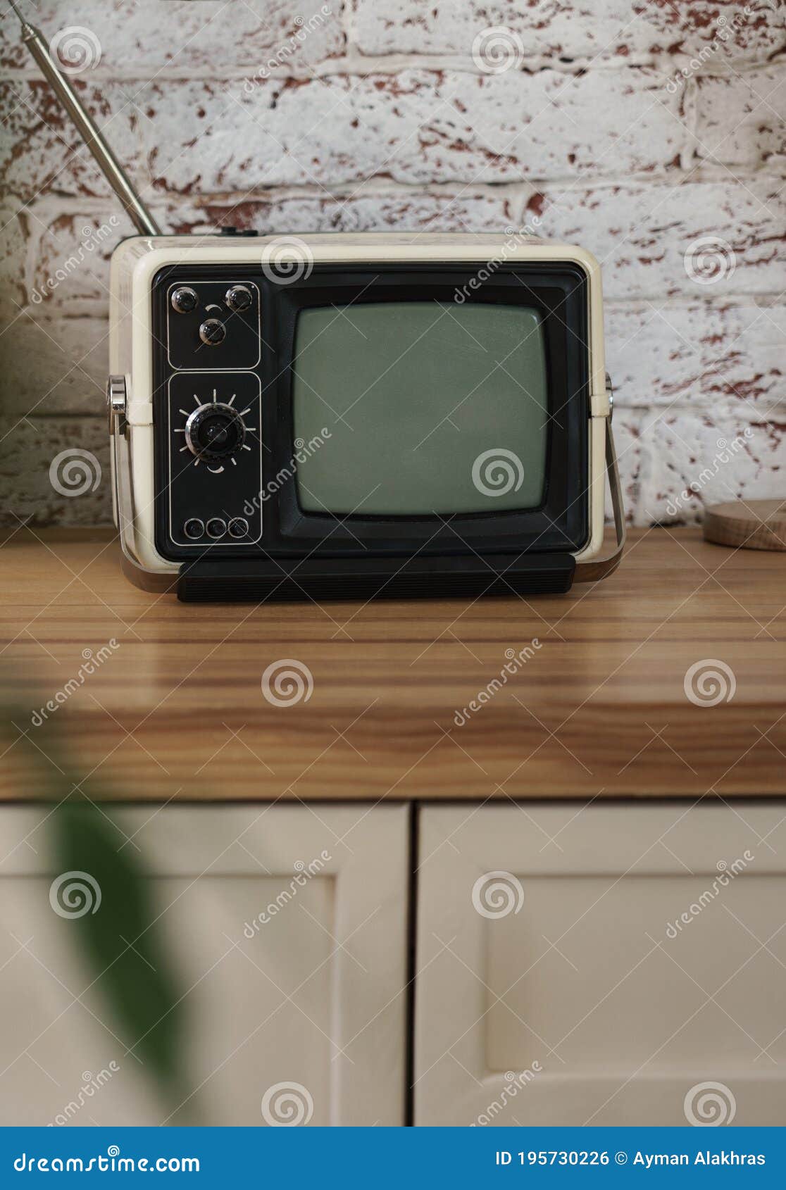 Toma Vertical De Un Pequeño Televisor Vintage En El Mostrador De Cocina  Foto de archivo - Imagen de objeto, pantalla: 195730226