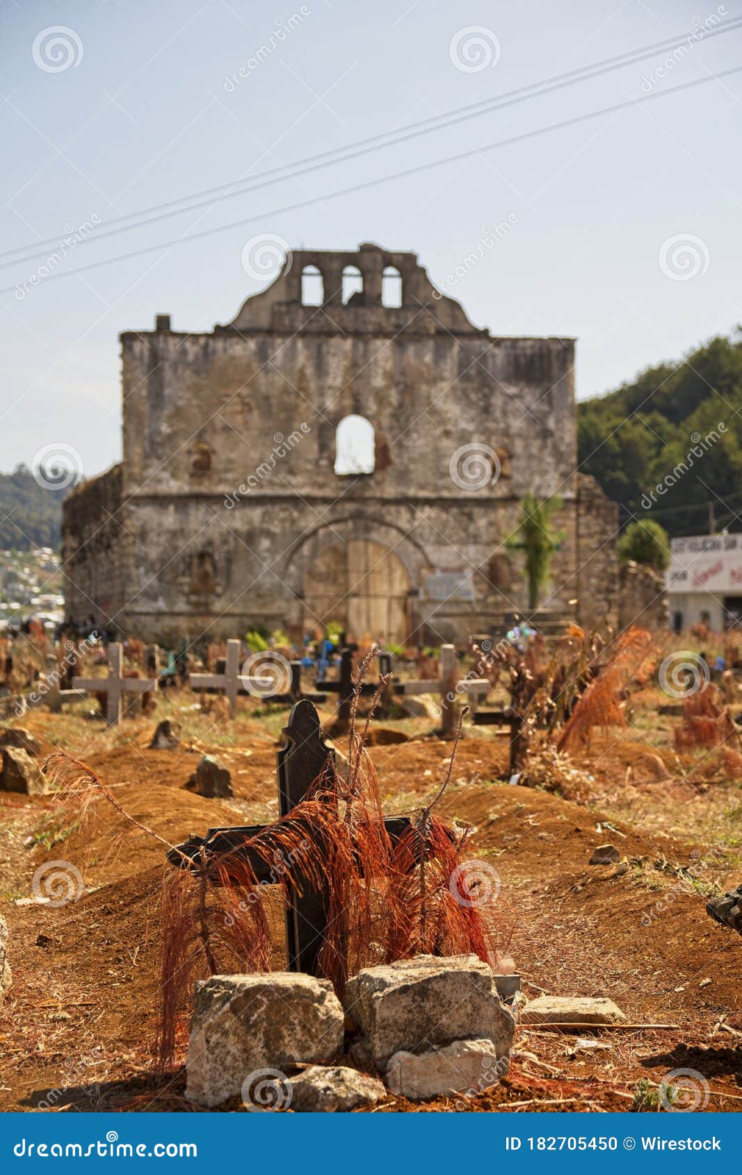 Toma Vertical De Una Iglesia En Ruinas En El Cementerio De San Juan Chamula En Chiapas México Foto de archivo - Imagen de recorrido, muerte: 182705450 Toma Vertical De Una Iglesia En Ruinas En El Cementerio De San Juan Chamula En Chiapas México Foto de archivo - Imagen de recorrido, muerte: 182705450