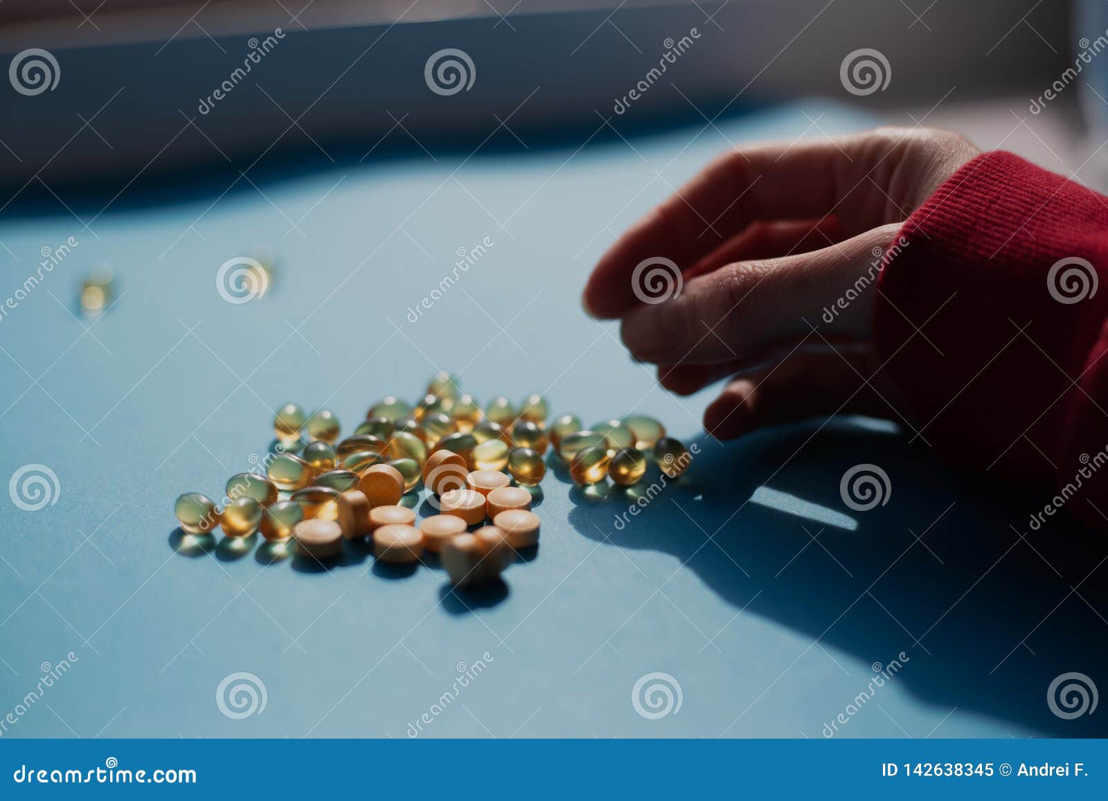 Tomando Comprimidos Da Medicina Da Vitamina Sobre O Fundo Azul Imagem