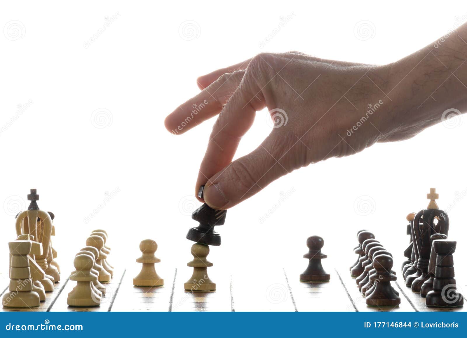 Jogador De Xadrez Tocando Figuras Brancas, Movimento Rainha Foto