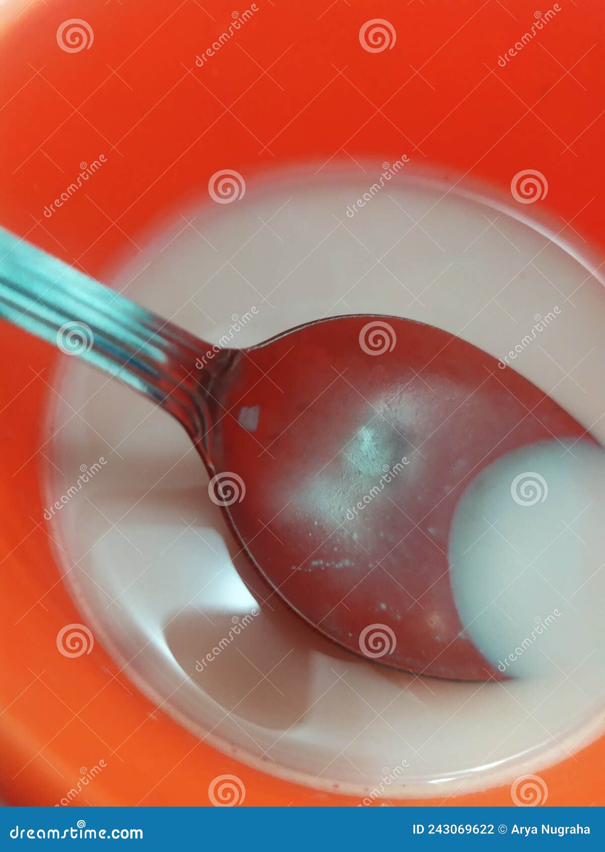 Tomar Una Cucharada De Leche De Chocolate Del Vaso Foto de archivo