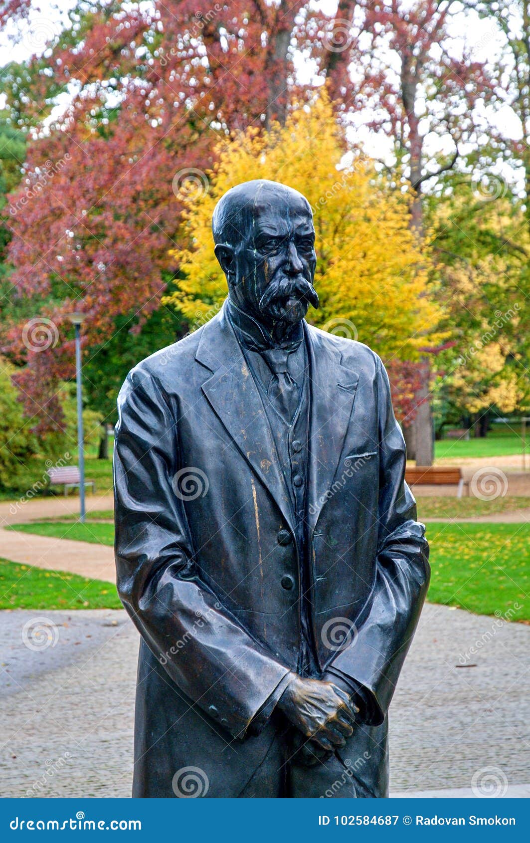 tomas garrigue masaryk statue