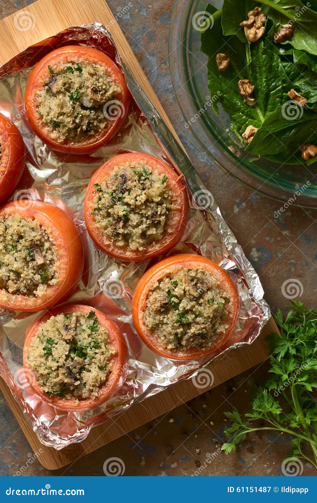 Tomate Cocido Relleno Con La Quinoa Y La Seta Imagen de archivo