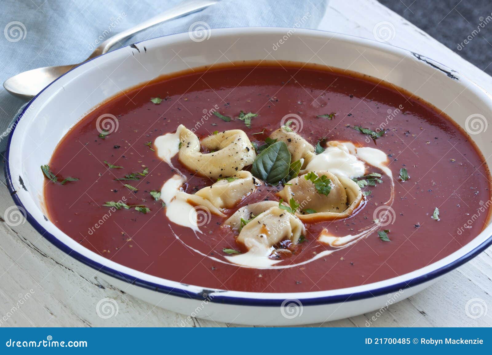 Tomate-Suppe Mit Tortellini Stockbild - Bild von basilikum, teigwaren ...