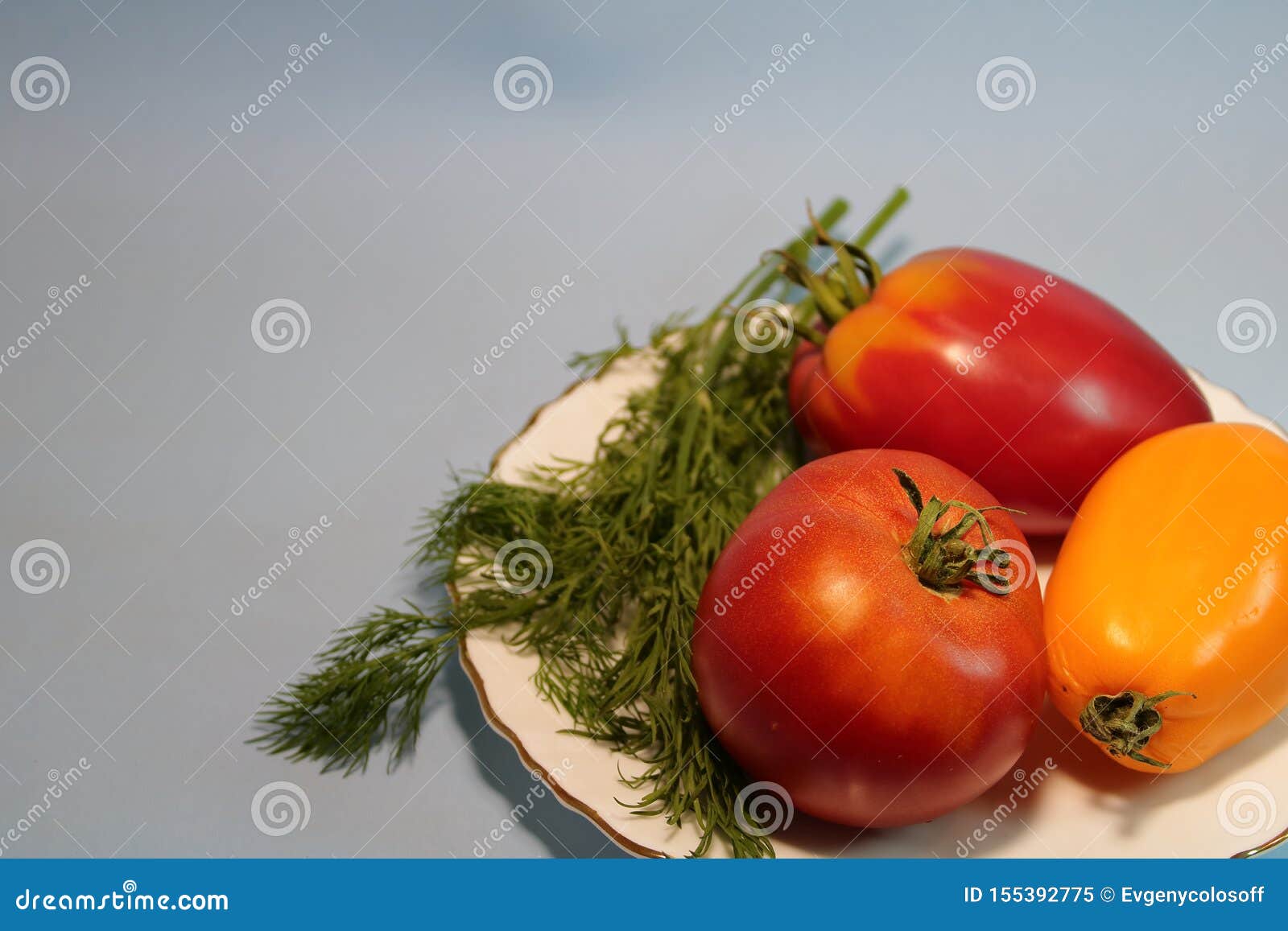 Tomaten in Einer Platte Mit Dill Auf Einem Grauen Hintergrund Stockbild ...