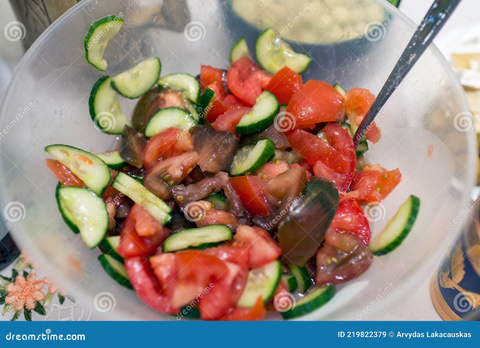 Tomaten Gurken Und Zwiebelsalat Frischer Gemüsesalat Auf Weißem ...