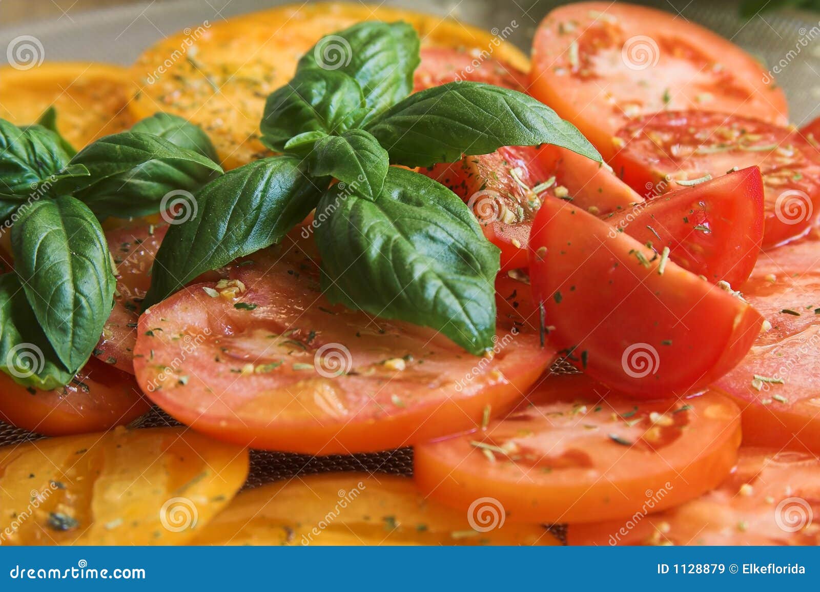 Tomaten mit Basilikum stockbild. Bild von frisch, schmieröl - 1128879