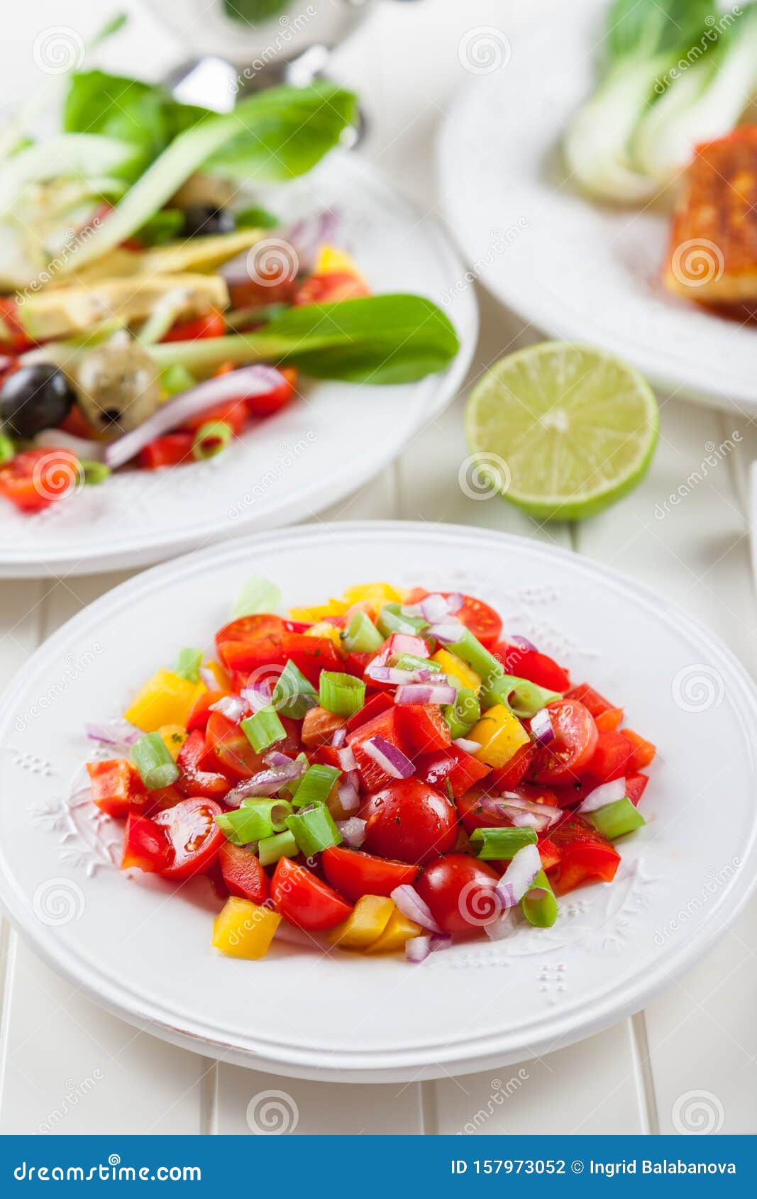 Tomatensalade met verse ui stock foto. Image of olie 157973052