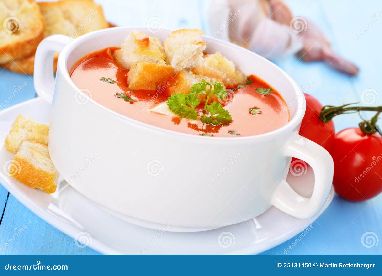 Tomatensuppe mit Croutons stockfoto. Bild von aromatisch - 35131450