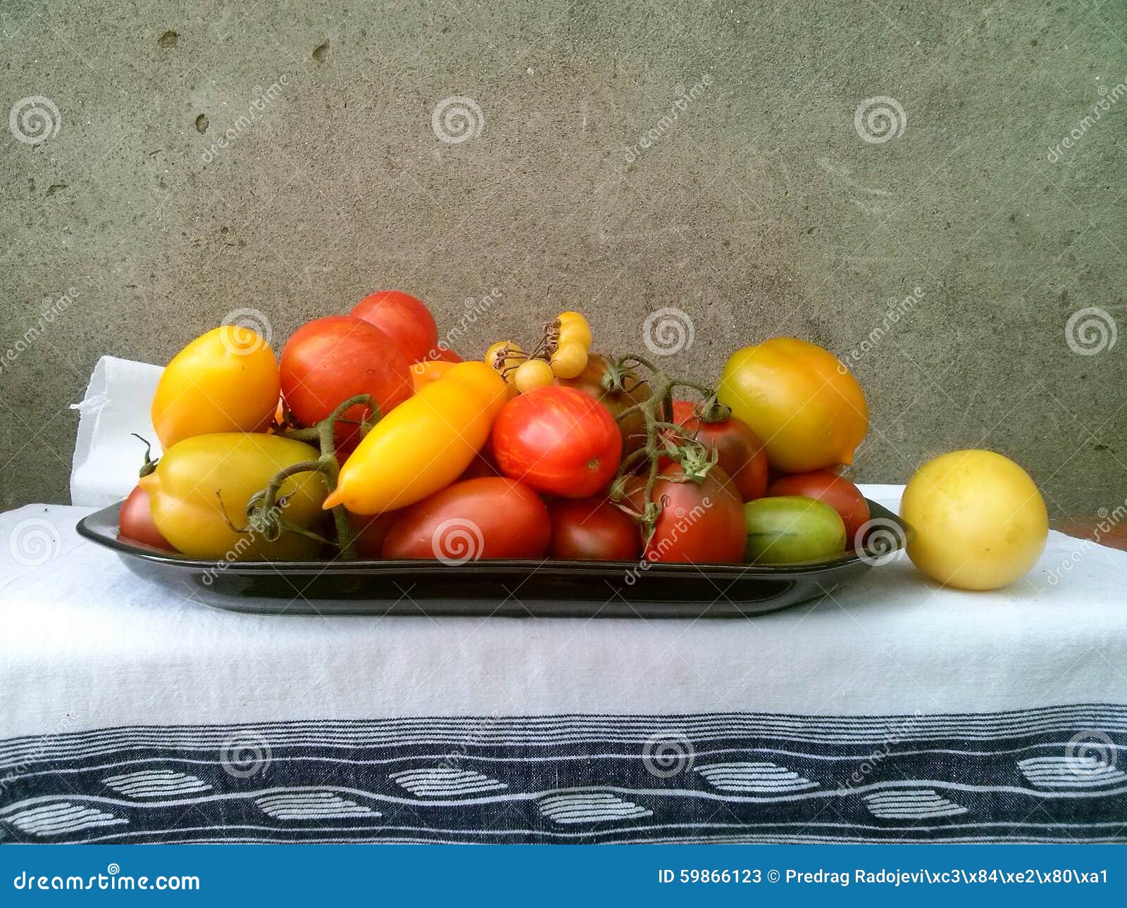 Tomates 38. Placa con los tomates coloridos en la tabla