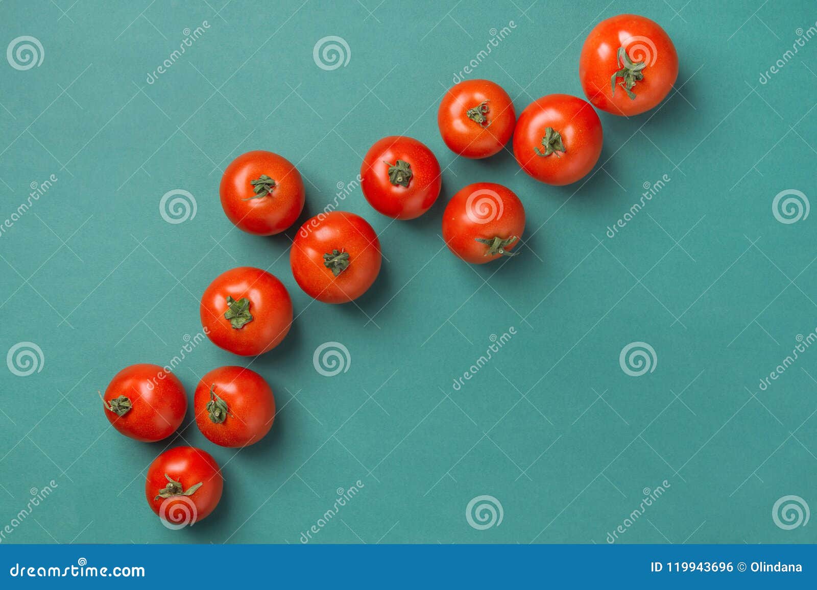 Tomates Rojos Orgánicos Maduros Frescos Dispersados En Diagonal En Fondo Del Verde De La Turquesa Cocina Mediterránea Griega Espa Foto de archivo
