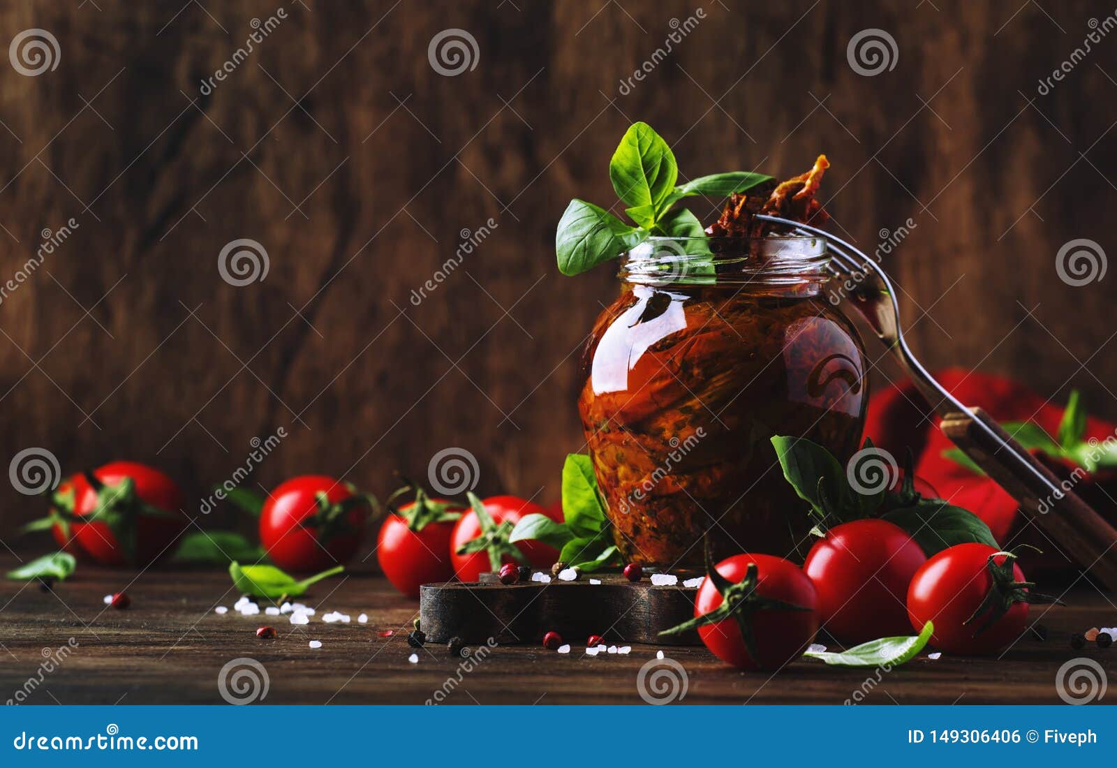 Tomates Sches En Huile Dolive Avec Le Basilic Vert Et