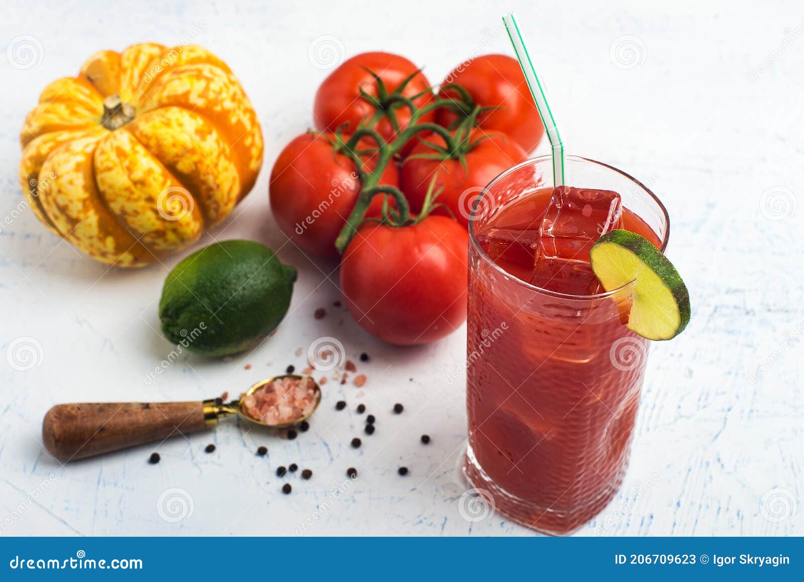 Y Cóctel De Tomate Con Hielo Imagen archivo Imagen de maduro, bebida: 206709623