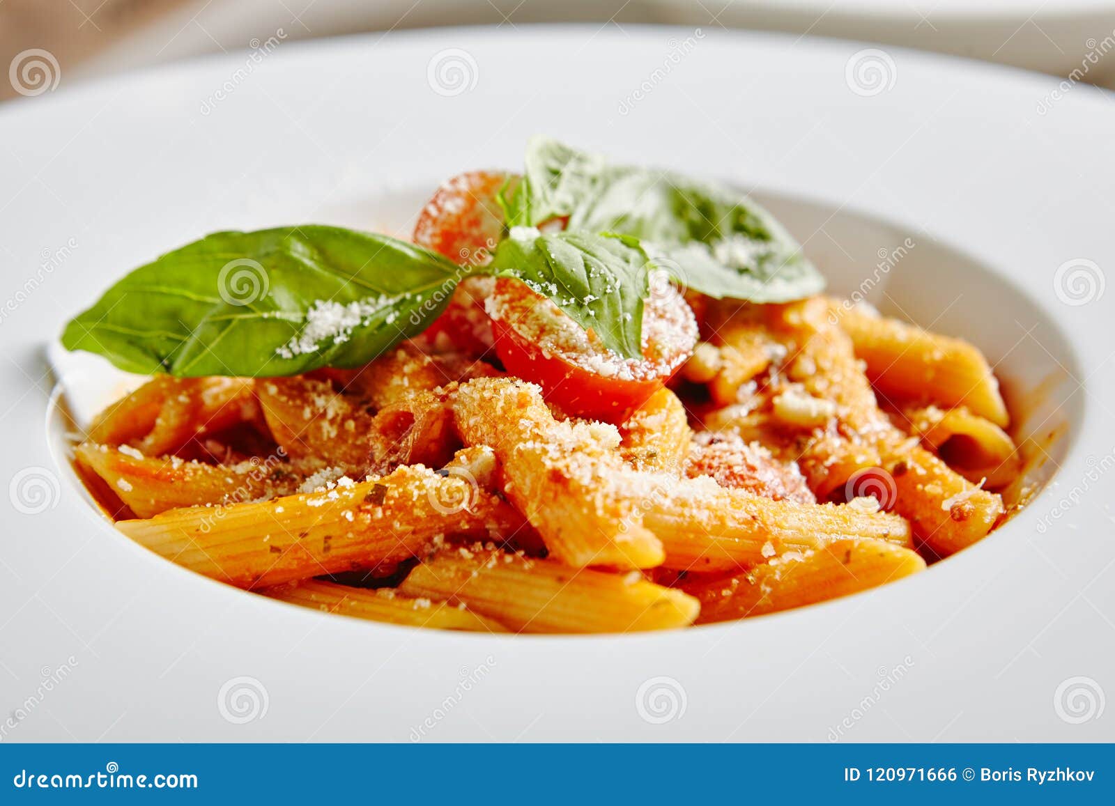 11,626 Penne Rosse Foto stock - Foto stock gratuite e royalty free da  Dreamstime