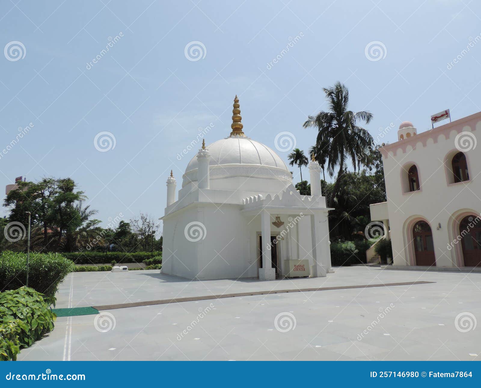 tomb in dandi, gujarat - dawoodi bohra community - india muslim religious trip