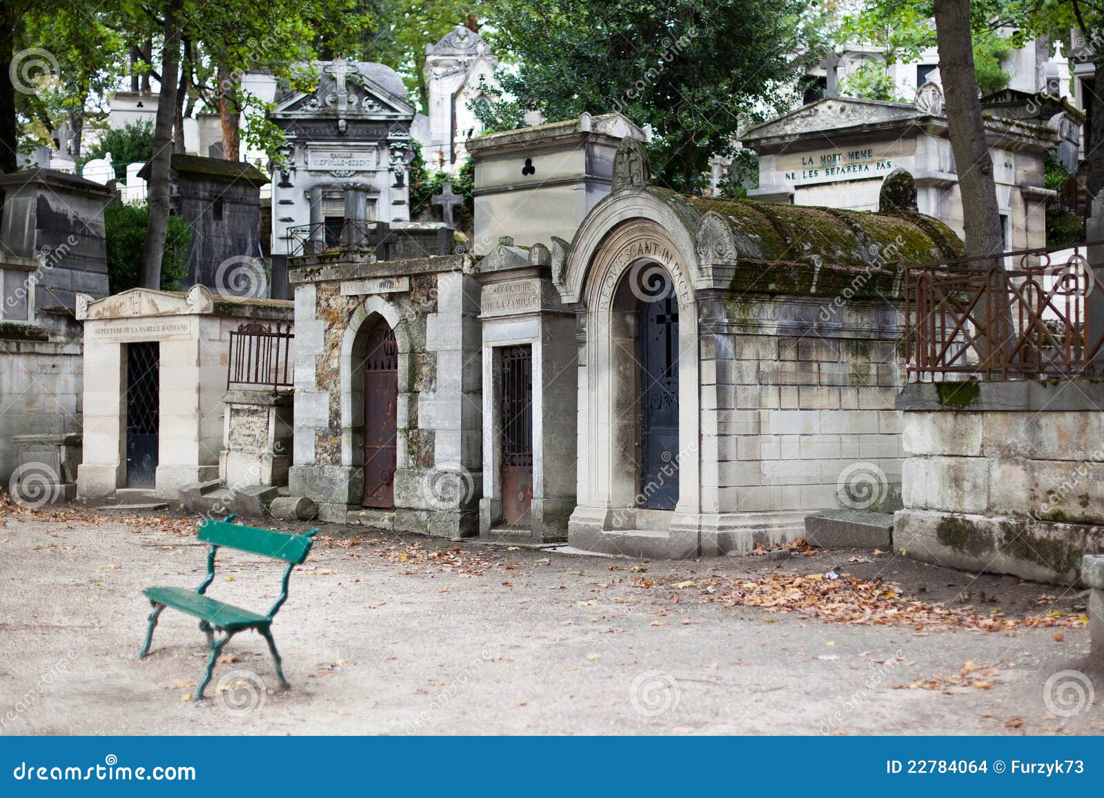 tombs at pere lachaise cemetery