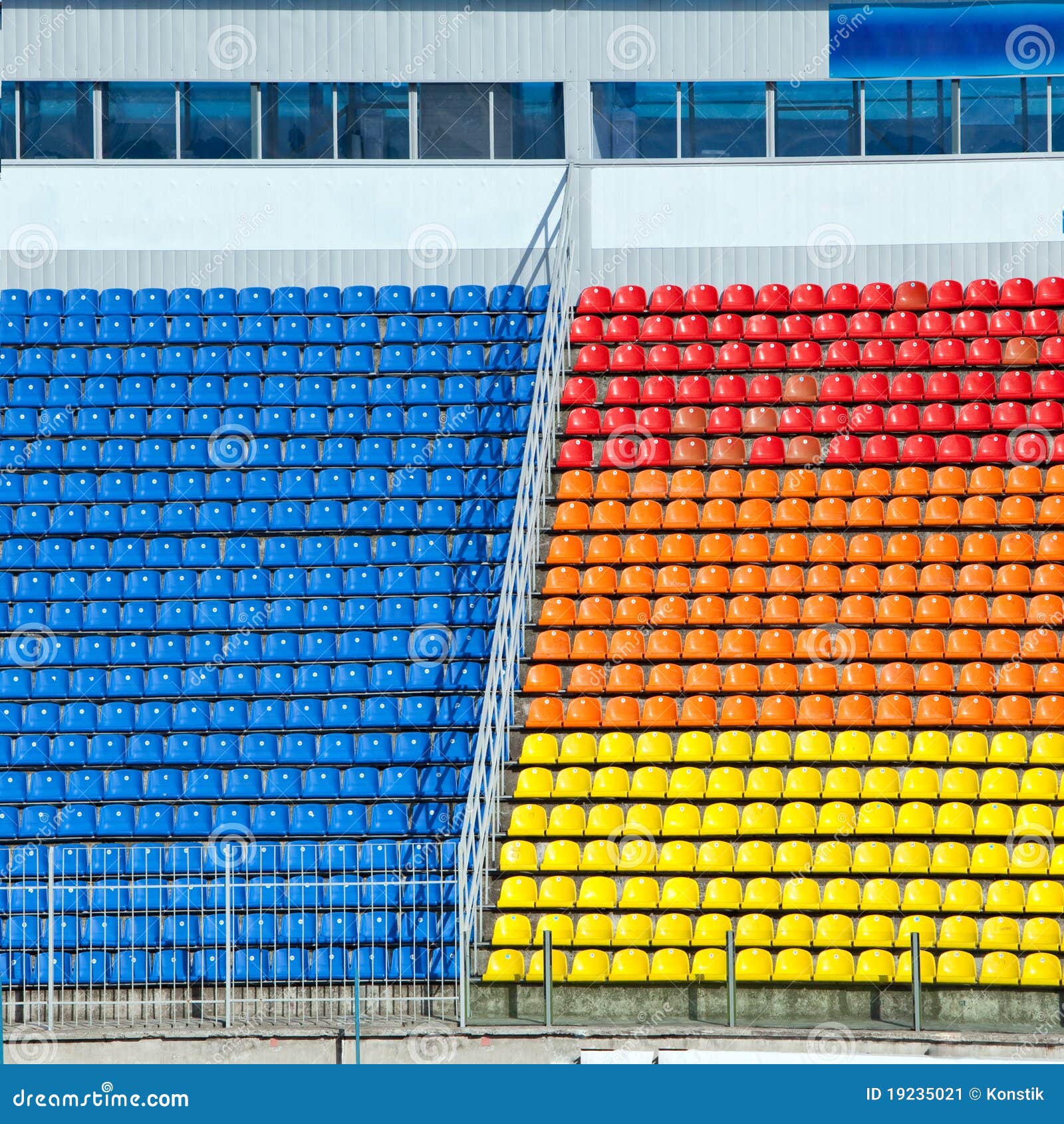 Tomma fotbollsarenatribunes. Tribunes för tom fotbollsarena för dag soliga