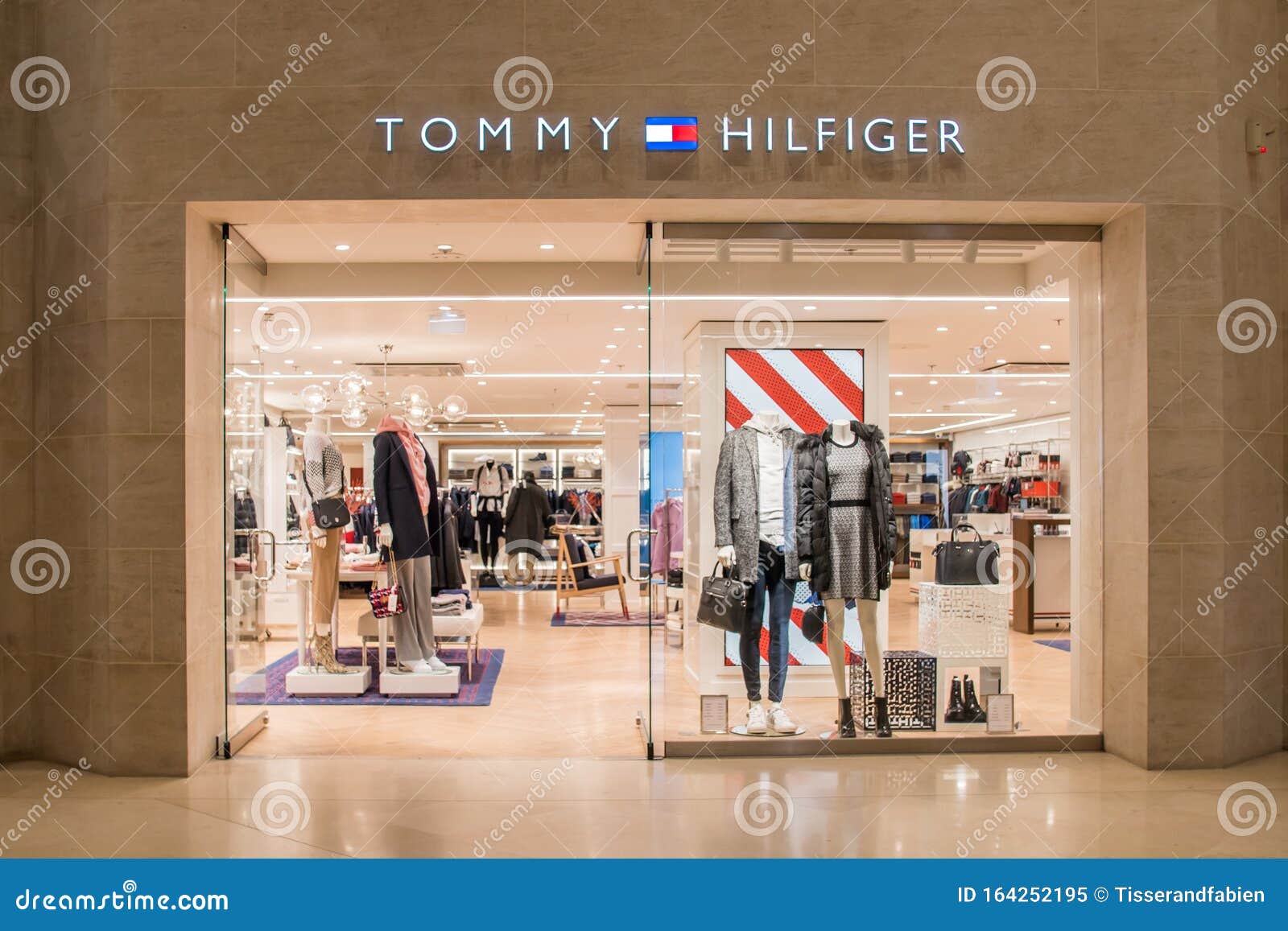 Maleri barrikade stege Tommy Hilfiger Store in Paris, France, Editorial Image - Image of design,  fashion: 164252195