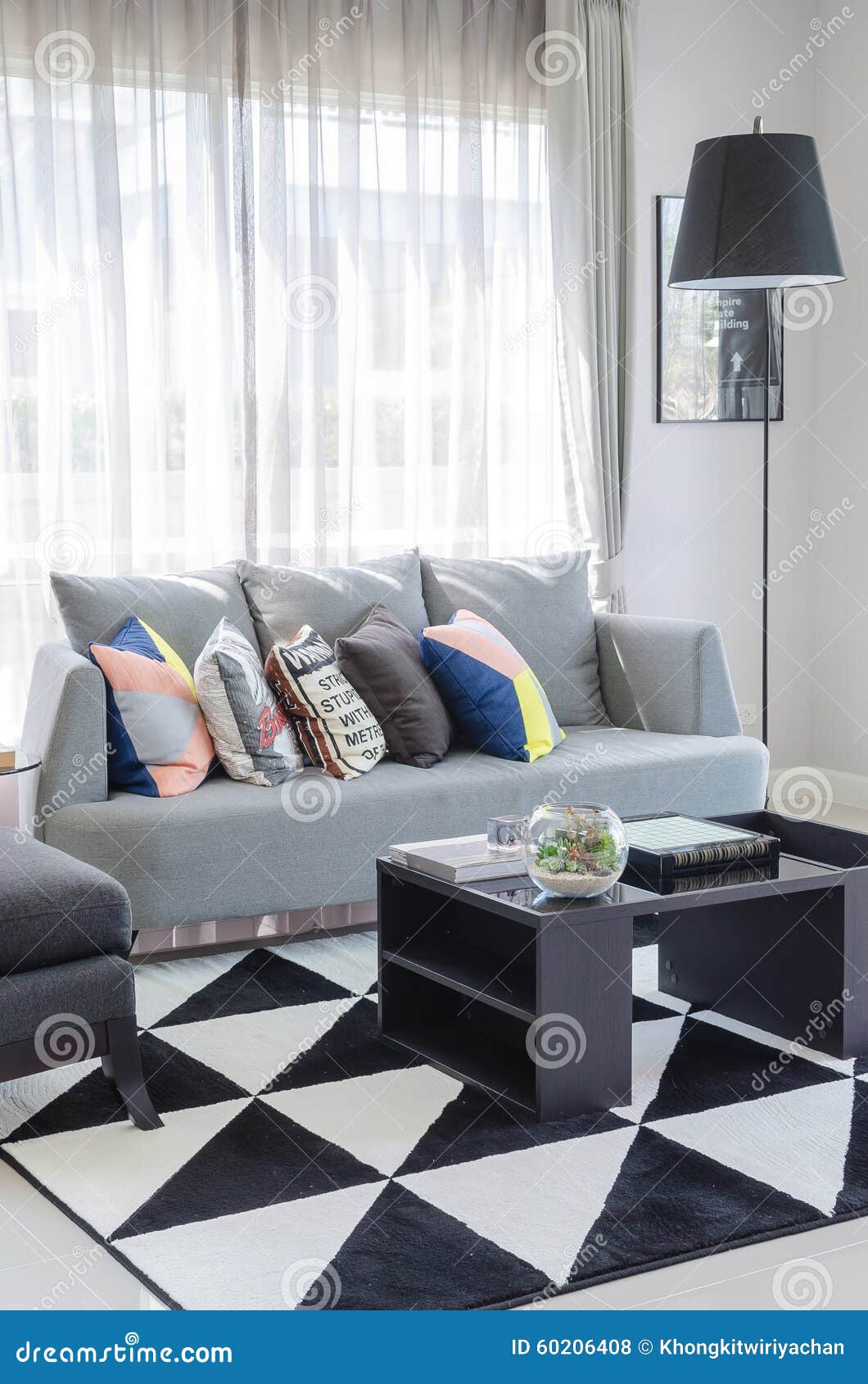 Ton noir et blanc de couleur de salon avec le sofa gris moderne ...