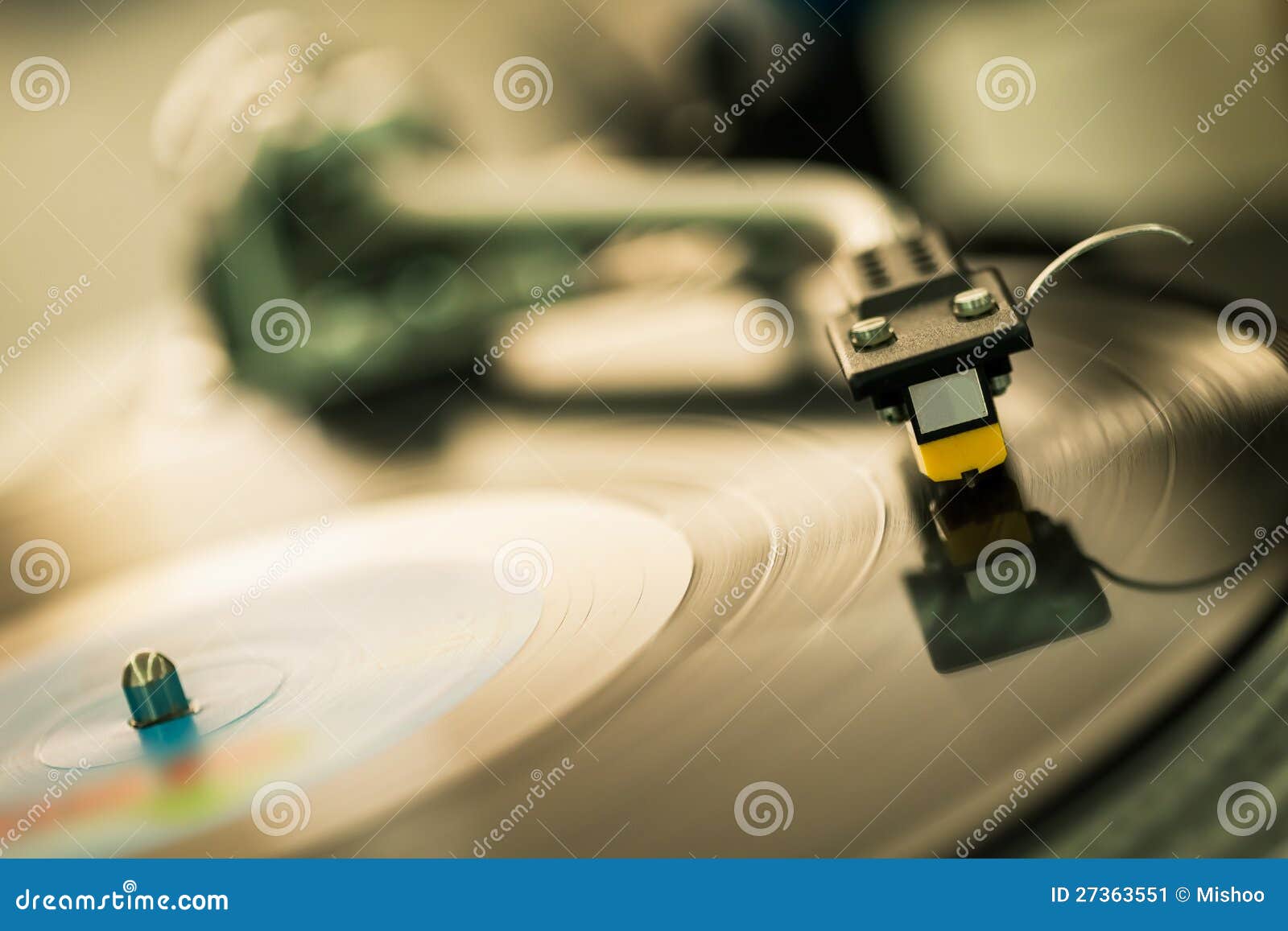 tonearm on vinyl disc