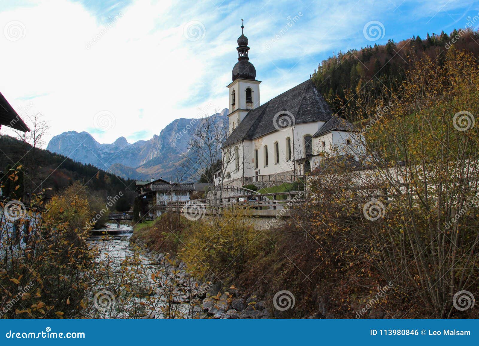 Toneelberglandschap in de Beierse Alpen en de beroemde Parochiekerk van St Sebastian in het dorp van Ramsau in falltime, het Land van Nationalpark Berchtesgadener, hoger Beieren, Duitsland