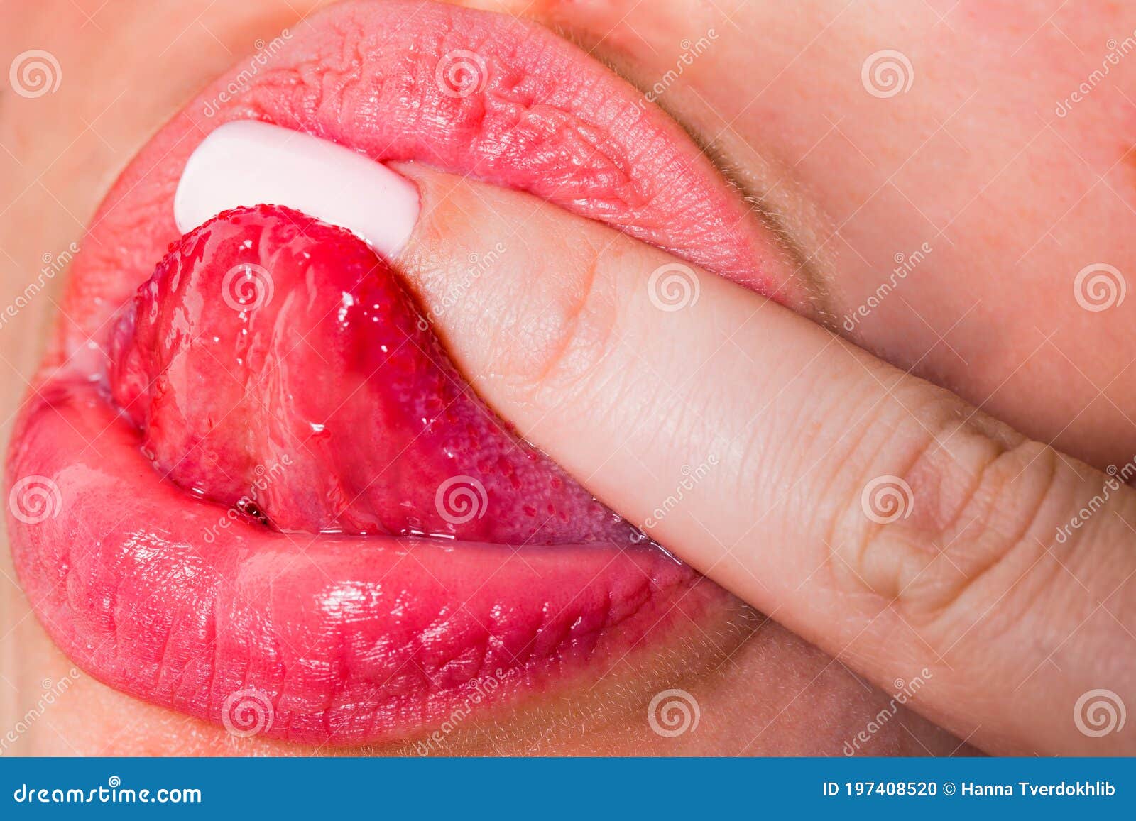 Tongue Orale Seks Mooie Vrouwelijke Lippen Likken Met Een Vinger Als Een Penis Sweets- En Smaakgewas Aphrodisiacs Stock Foto