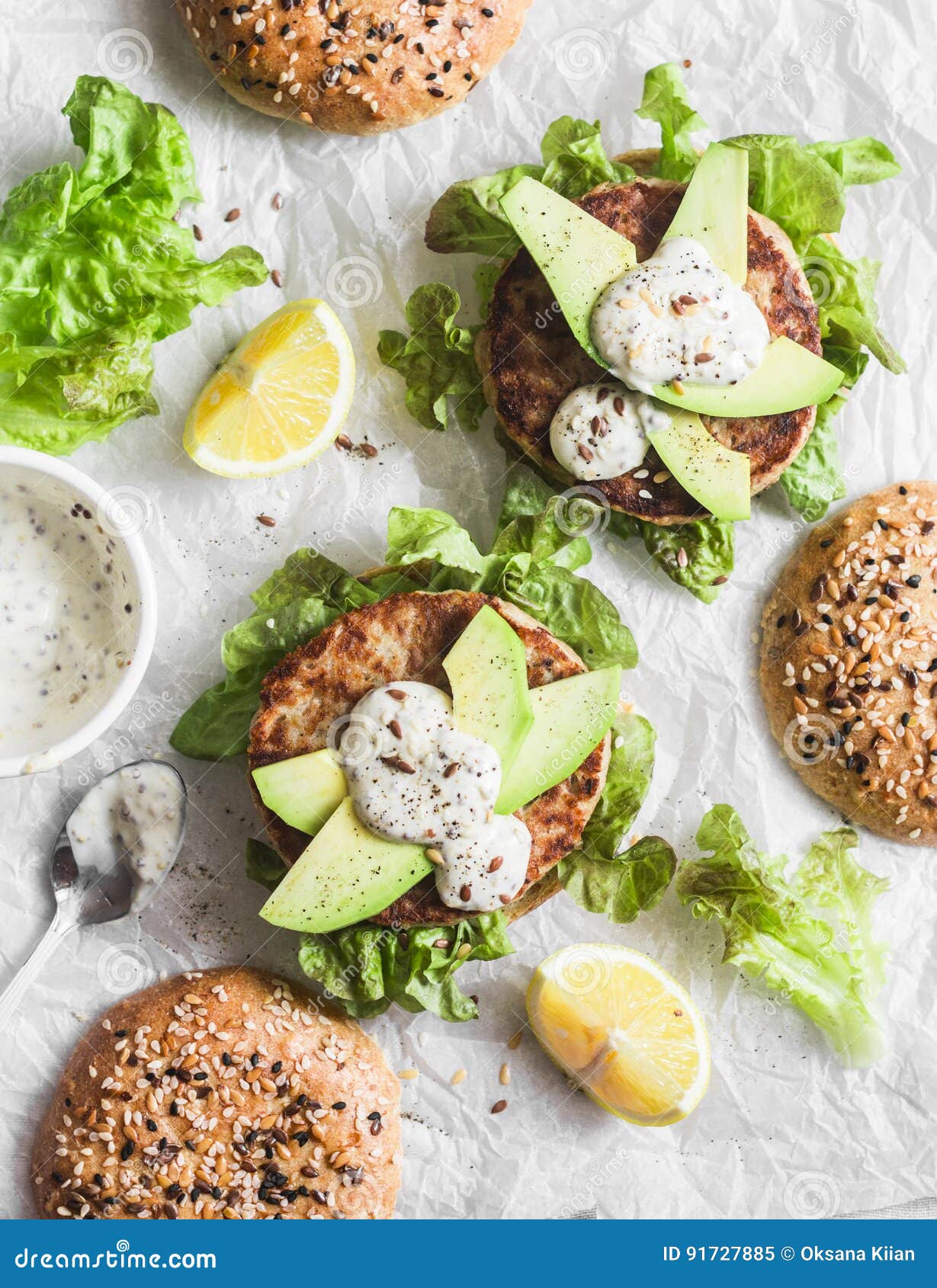 pit Schaduw gezond verstand Tonijnhamburger Op Een Lichte Achtergrond, Hoogste Mening Hamburger Met  Tonijn, Avocado En Mosterdsaus, Heerlijk Voorgerecht Stock Afbeelding -  Image of heerlijk, snel: 91727885