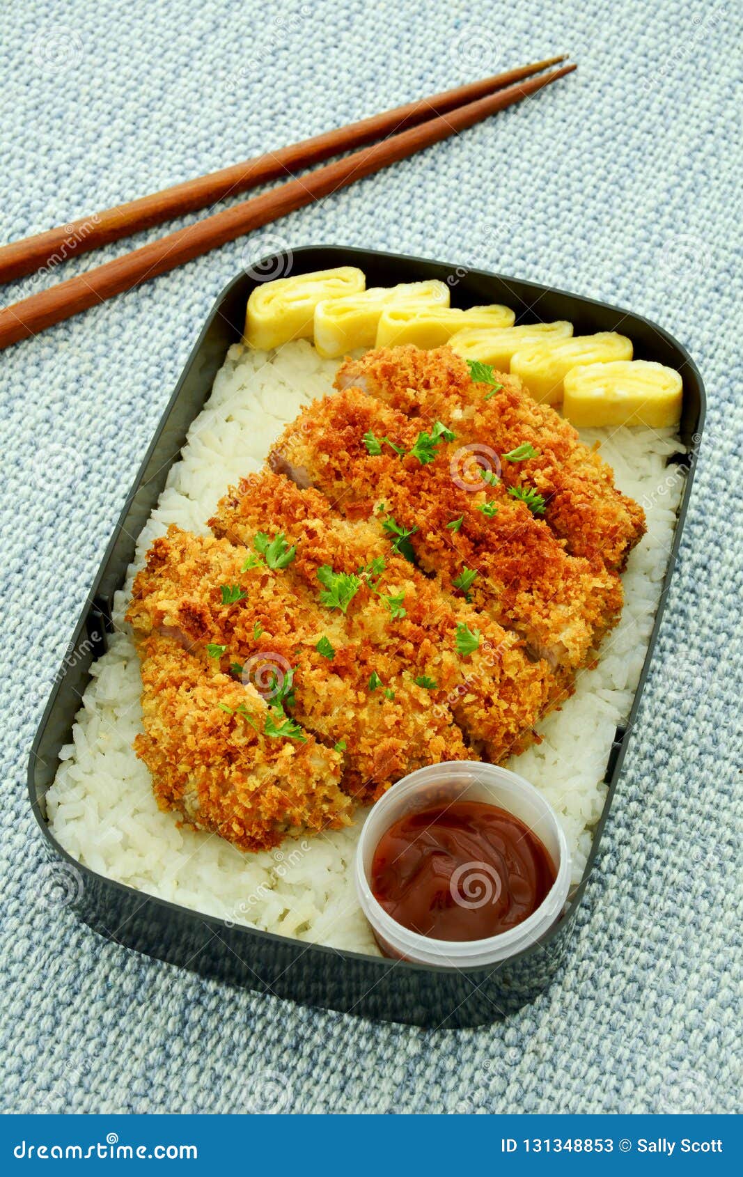 Tonkatsu Bento Box imagen de archivo. Imagen de cena 131348853