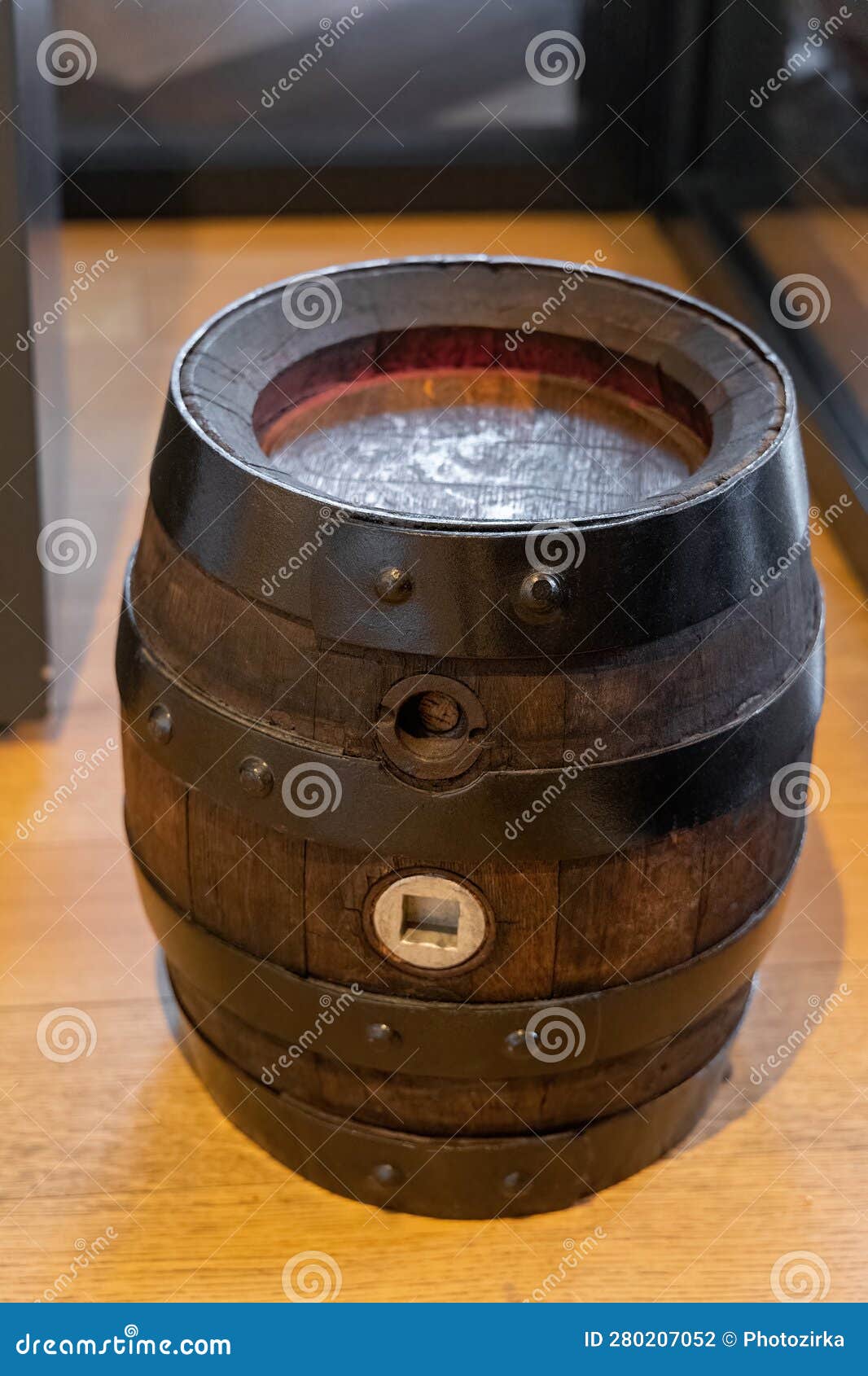 Tonneau En Bois Vintage Avec Cerceaux En Métal Pour La Bière Photo stock -  Image du vieux, antiquité: 280207052