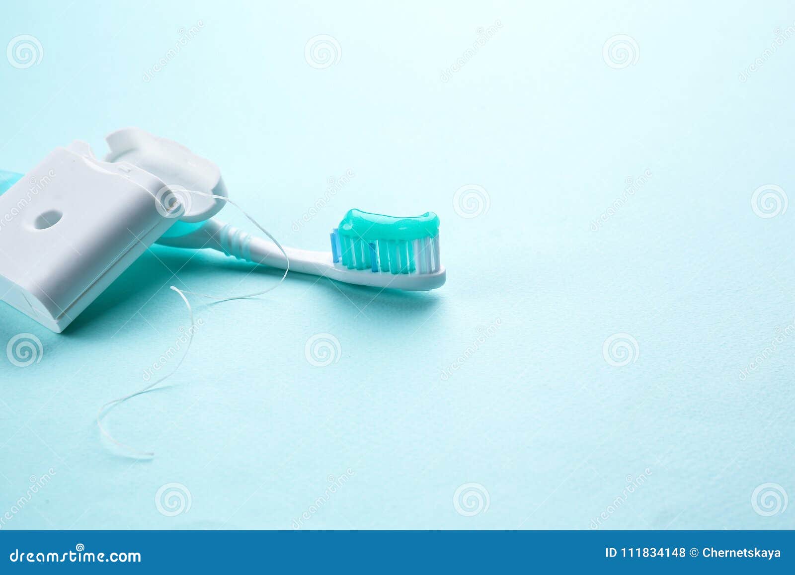 Чистить зубы без пасты. Зубная щетка зубная паста зубная нить зубочистка и ополаскиватели. Стоматолог с зубной нитью. Зубная щетка и паста картинки зубная нить. Бобер с щеточкой стоматология 2000х.