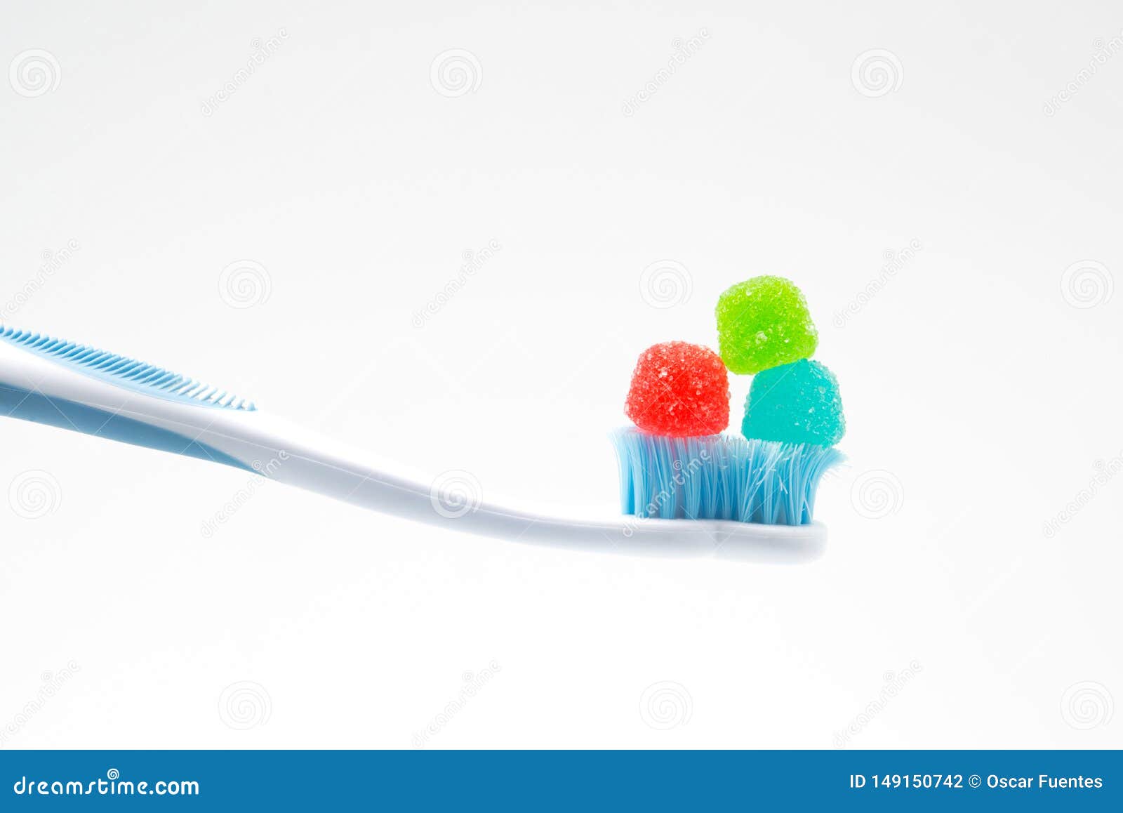 cepillo de dientes con dulces, concepto de salud y cuidado dental.
