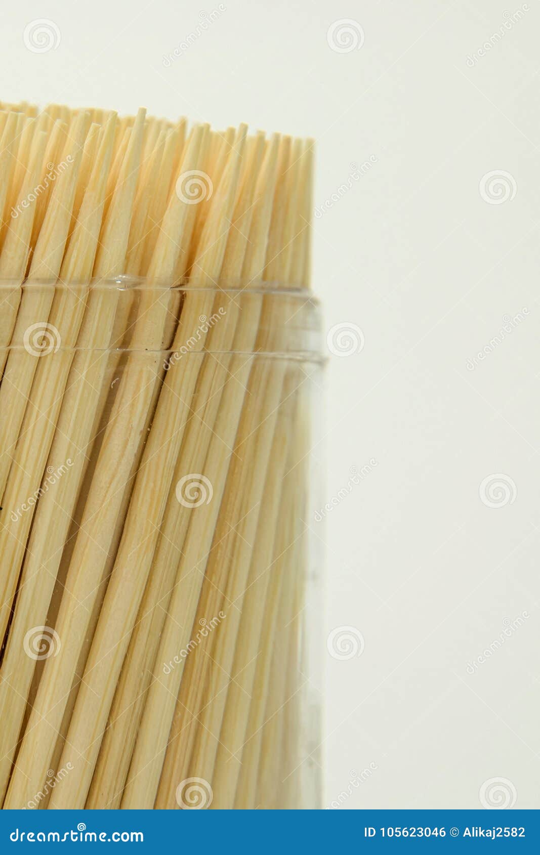 Toothpicks En El Fondo Blanco Foto de archivo Imagen de redondo, palillo 105623046