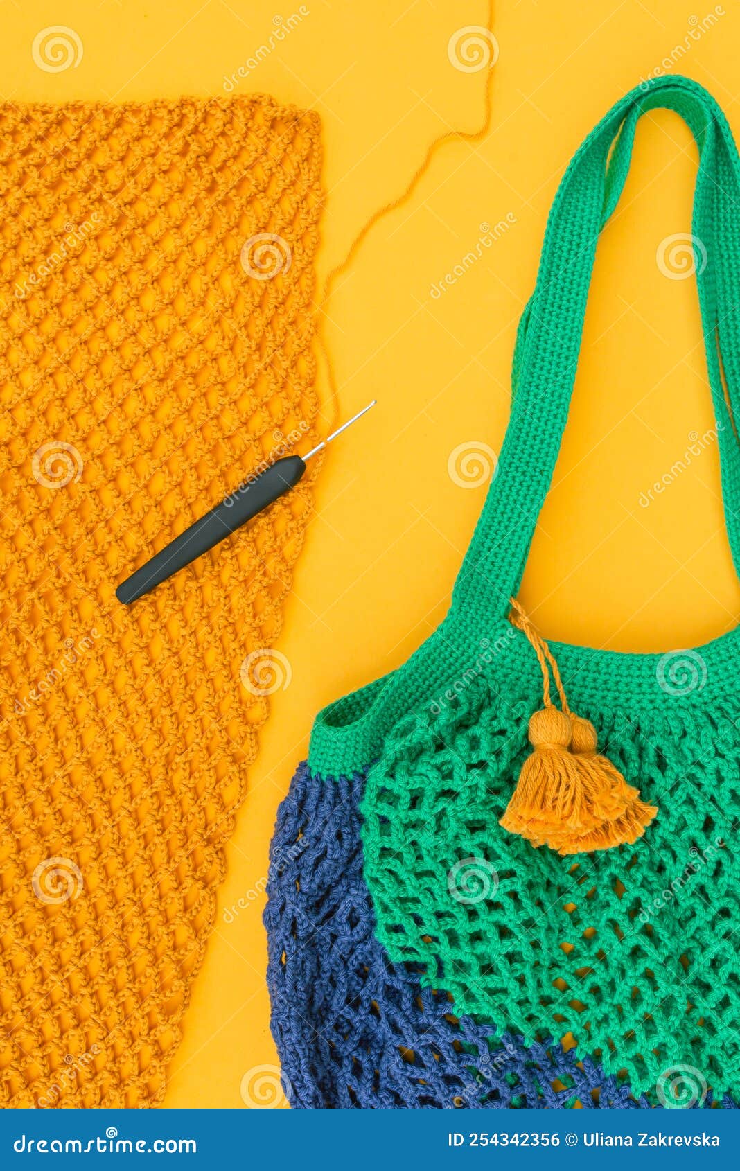 Top-Ansicht Unfertiger, Gelber Crochet-Netzbeutel Mit Eingelegtem Haken Und  Einem Fertig Grünen Und Blauen Mit Gelben Taschen Stockfoto - Bild von  fertigkeit, konzept: 254342356