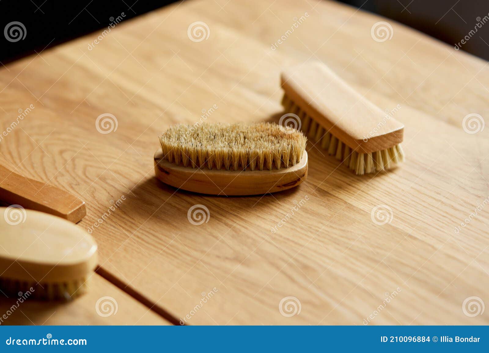 Top View Chaussures Avec Chaussures En Daim Accessoires De Soins Brosse Sur  Table En Bois Photo stock - Image du entretien, masculin: 210096884