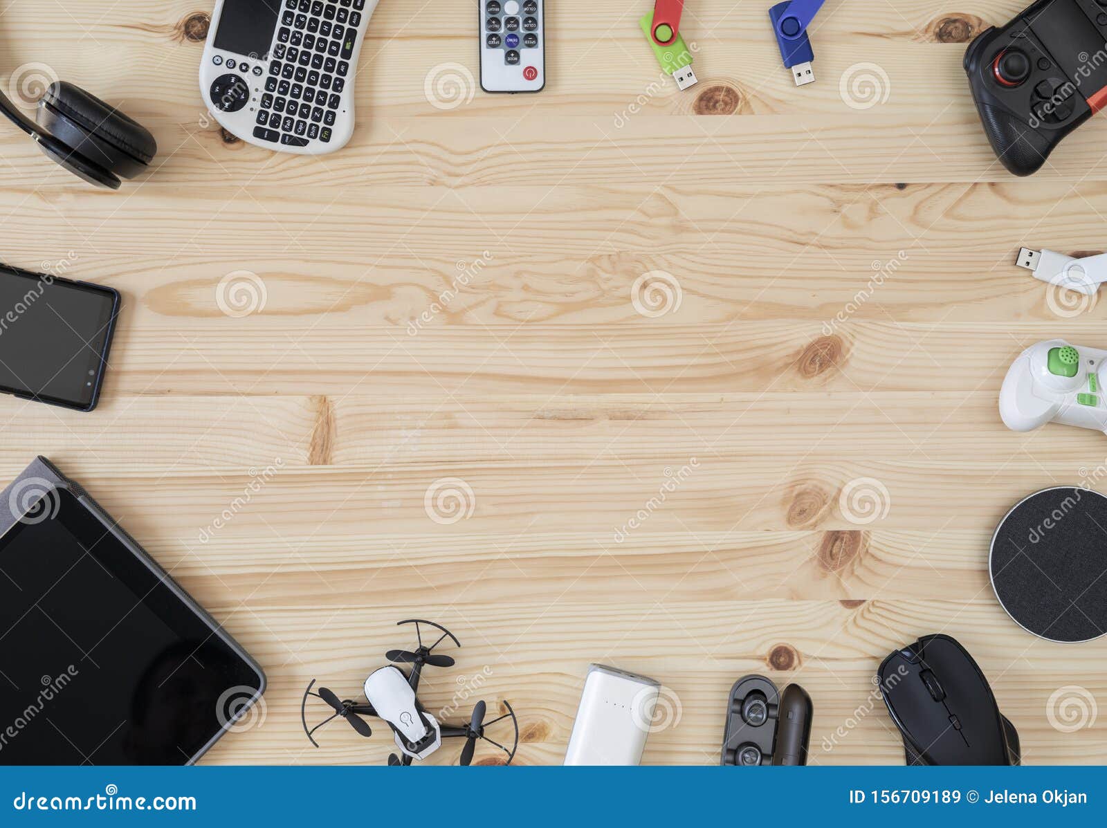 Top View Desk Con Gadget Tecnologici Immagine Stock - Immagine di  tecnologia, tabella: 156709189