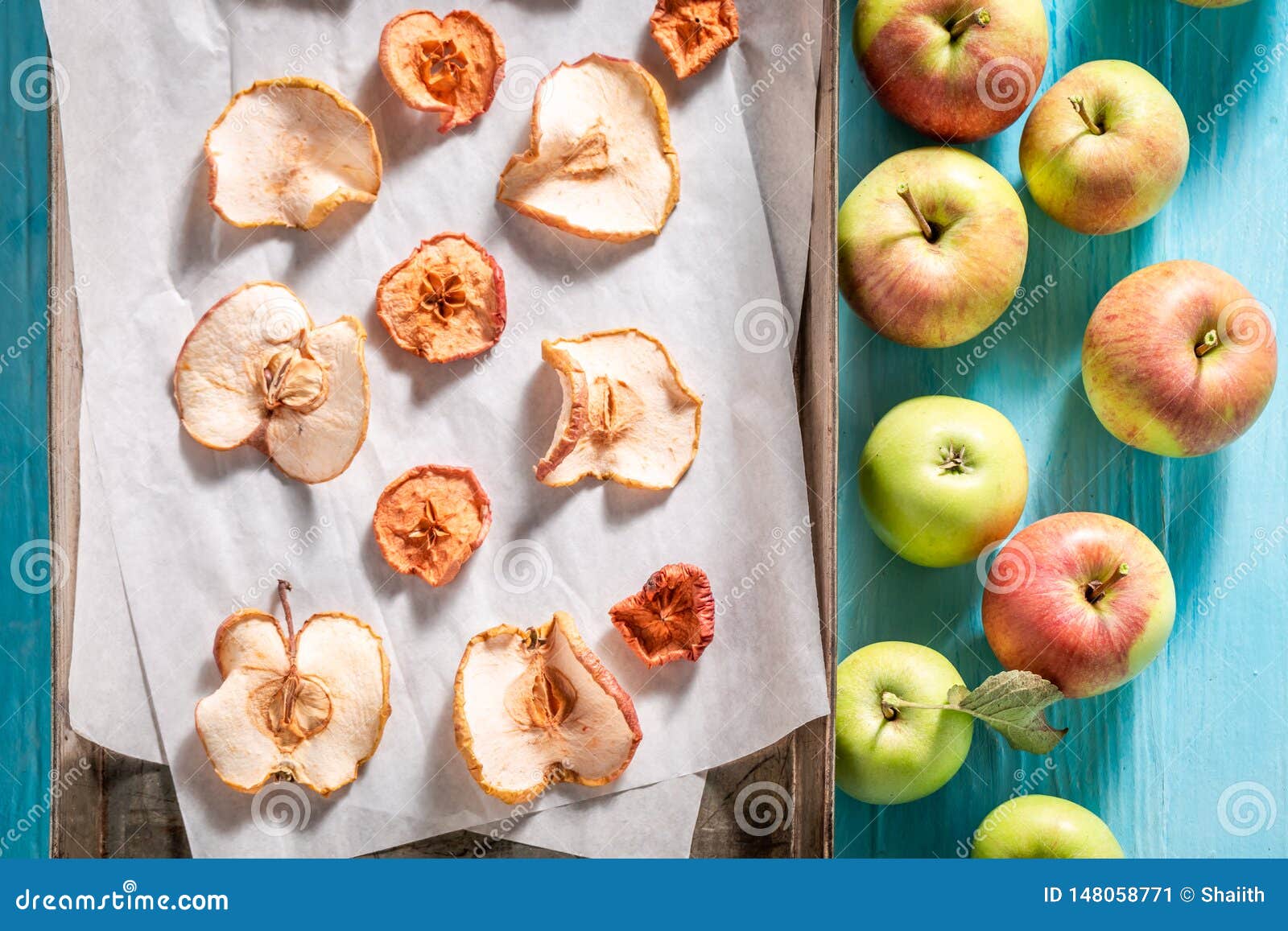 Сравни условия засушивания яблок на разных подносах. Посушить яблоки. Яблоки засушенные целиком. Опыт с засушиванием яблок. Как засушить яблоки в духовке.