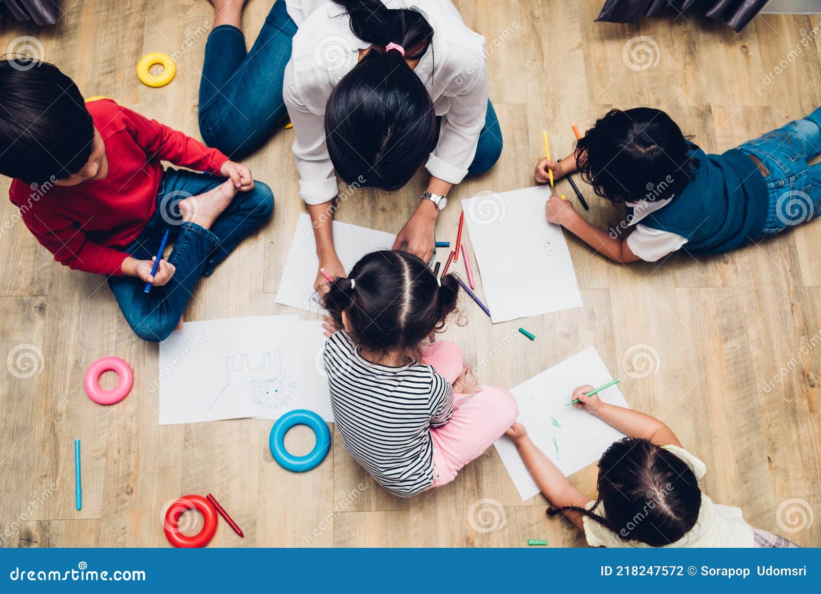 Visão superior grupo de crianças felizes da família garoto menino e menina  pintura de jardim de infância desenhando na educação de professores peper  na sala de jogos interior