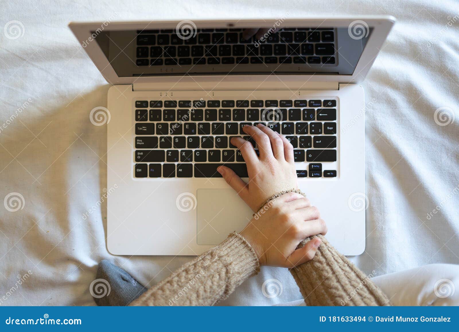 top view of a female worker with wrist pain from working on the computer.