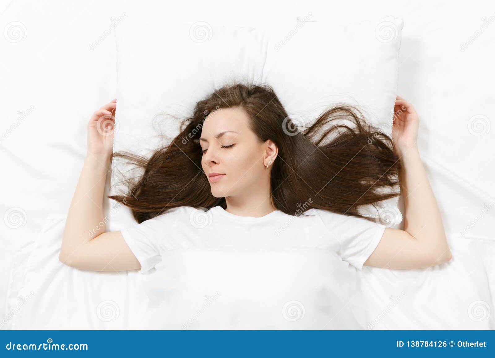 Спать с распущенными волосами или собранными. Девушка лежит на подушке вид сверху. Волосы на подушке. Девушка лежит волосы на подушке. Девушка лежит вид сверху.