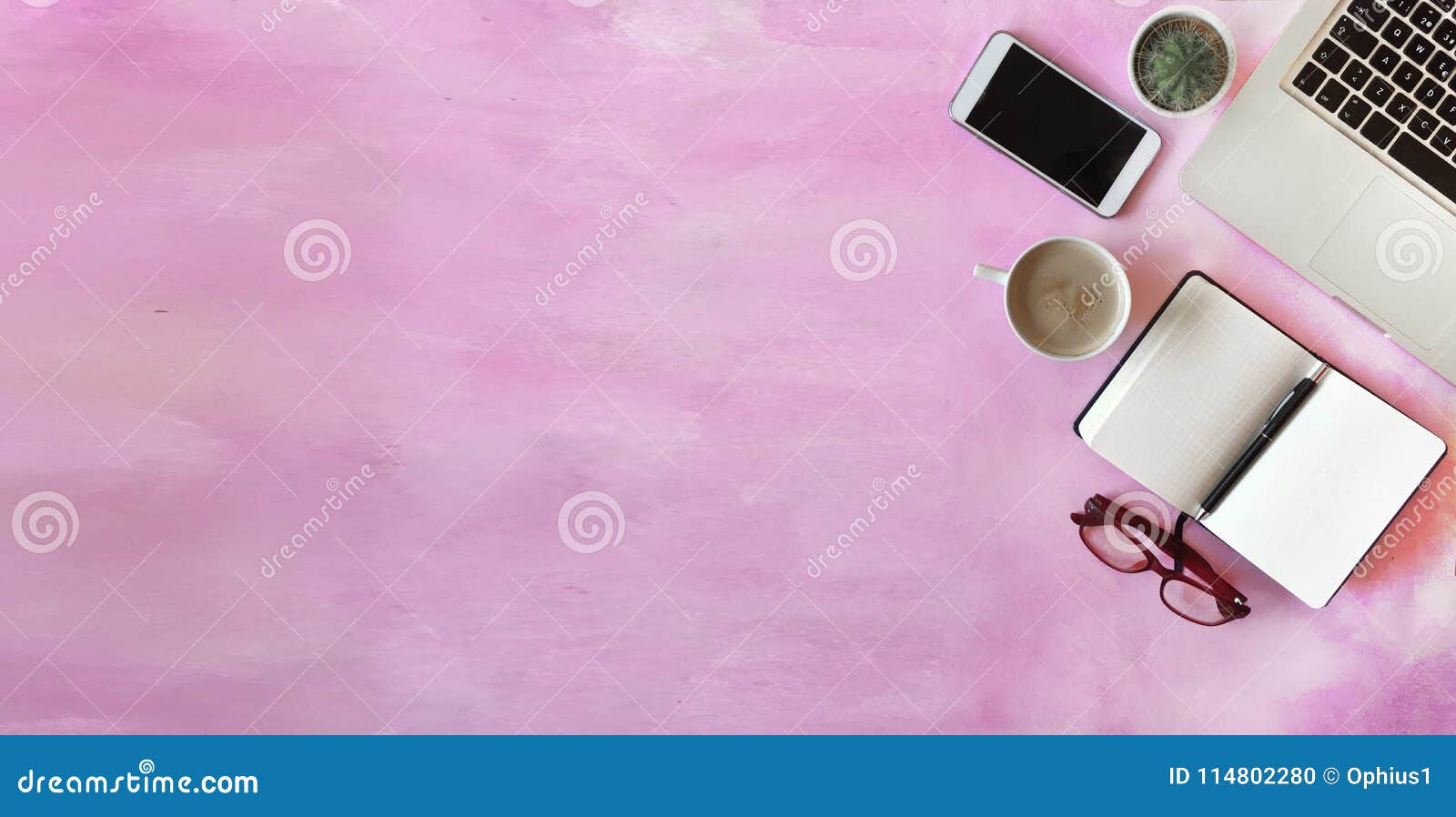 Thưởng thức không gian văn phòng tươi tắn với nền hồng ngọt ngào. Bộ sưu tập hình ảnh với nền hồng sẽ đưa bạn đến một không gian tươi mới, nơi bạn có thể tập trung hoàn thành công việc của mình mà không bị ánh sáng mạnh hoặc màu sắc nhạt nhẽo làm phiền trở.