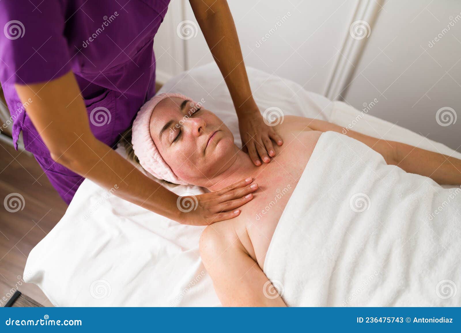 låg grim vil gøre Top View of an Older Woman Getting a Massage Stock Image - Image of calm,  view: 236475743