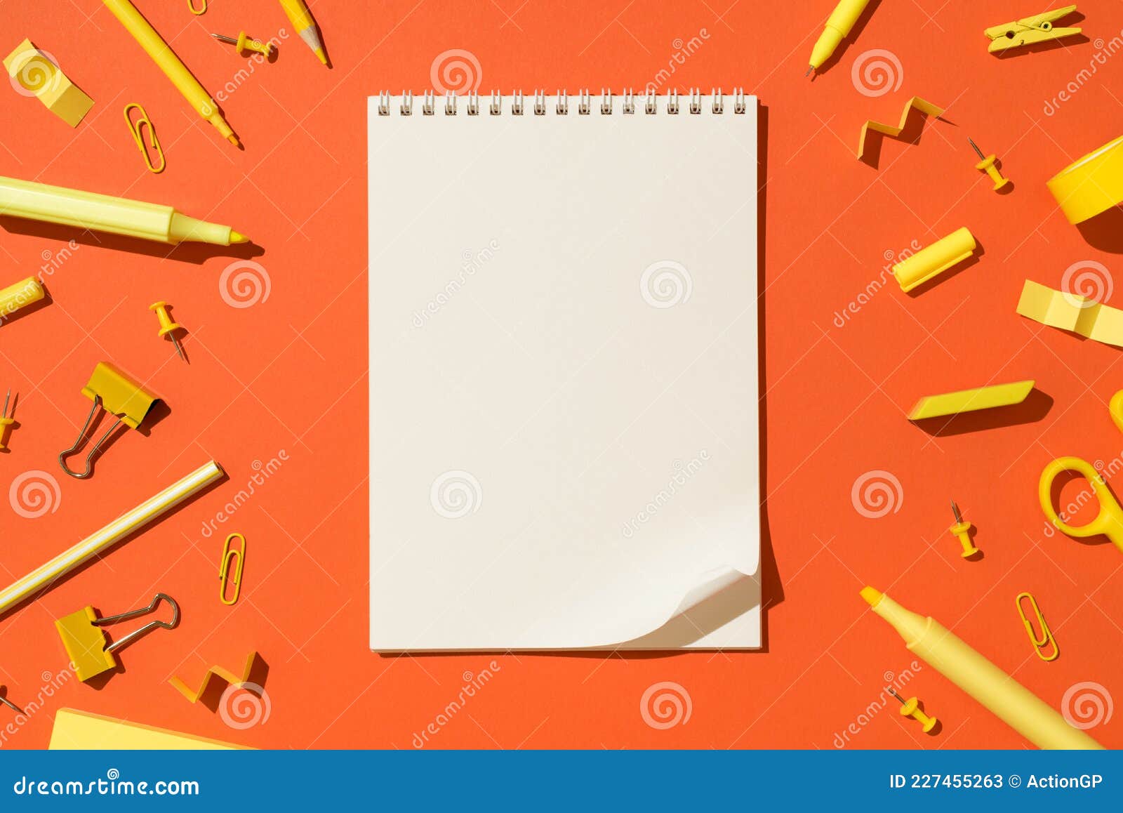 Spiral notepad là một công cụ hữu ích cho việc ghi chép và lập kế hoạch. Xem các hình ảnh theo góc nhìn trên của cuốn sổ tay để tìm hiểu về cách sử dụng và tận dụng tối đa tính năng của spiral notepad.