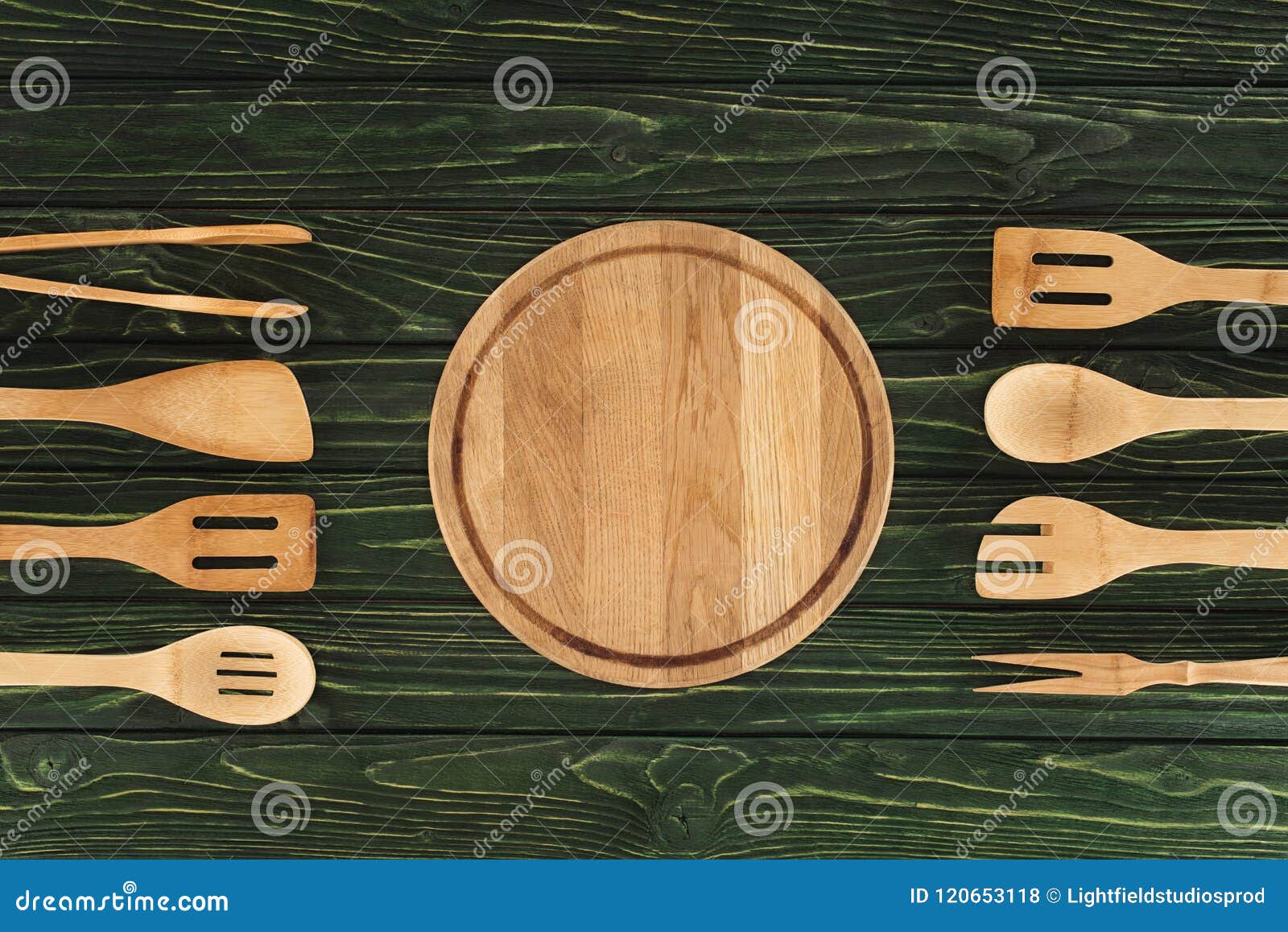 https://thumbs.dreamstime.com/z/top-view-round-cutting-board-kitchen-utensils-top-view-round-cutting-board-kitchen-utensils-wooden-120653118.jpg