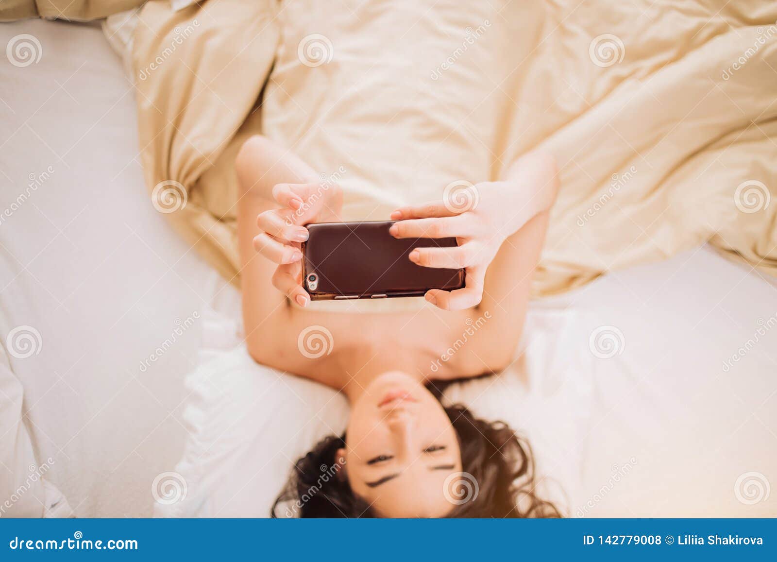 man naked bed selfie