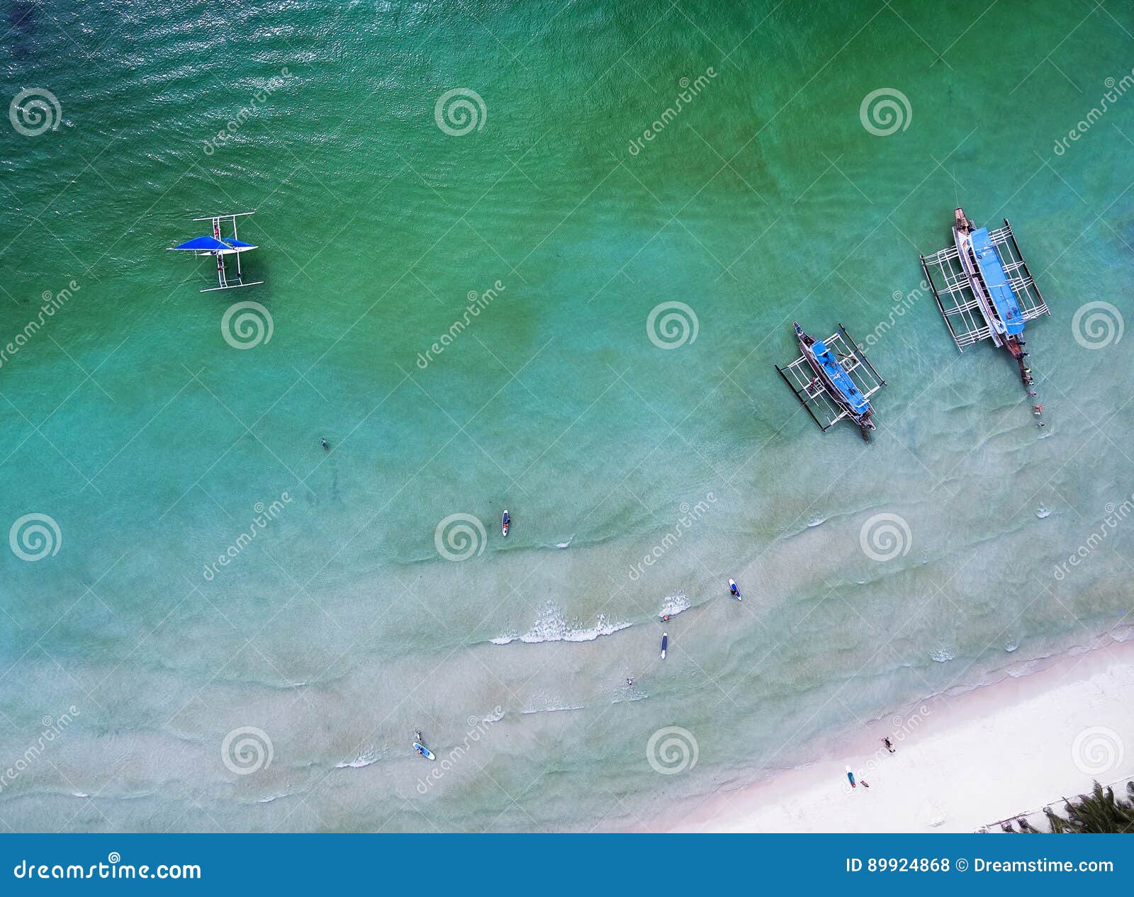 top view small beach with vacationing people, banca boats and pa