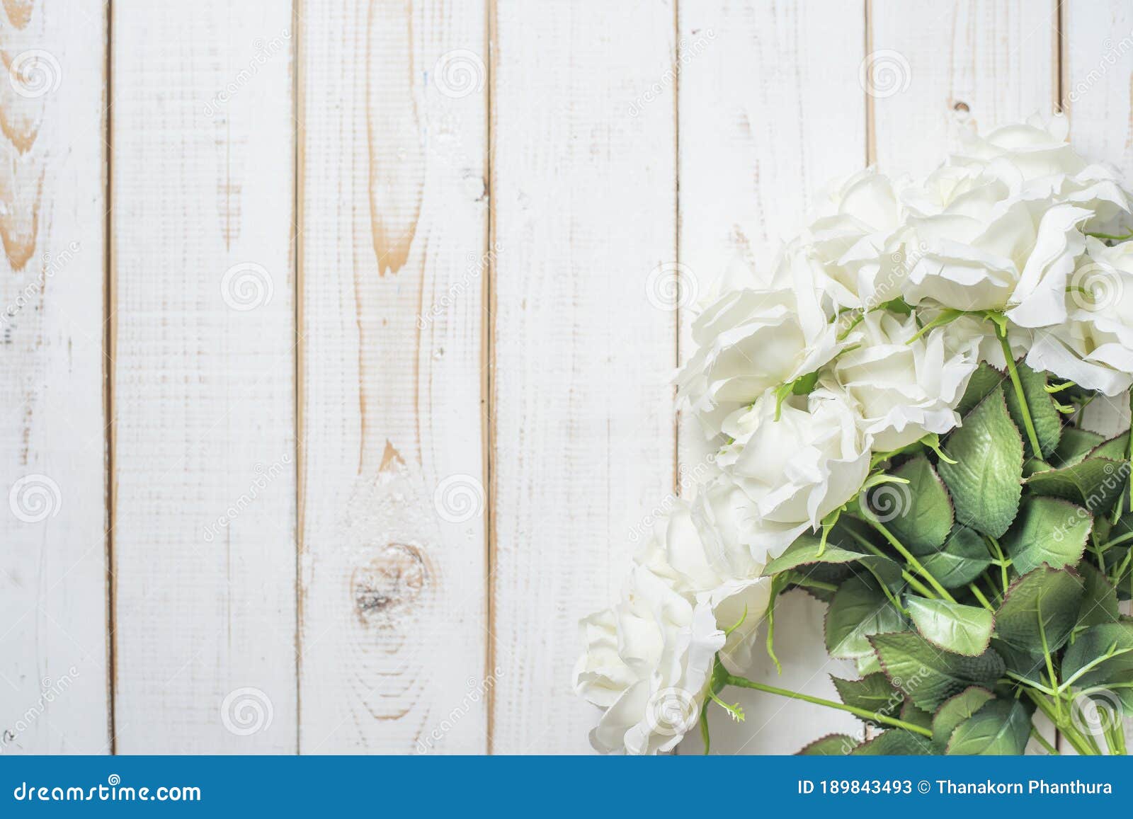 Những bông hoa cưới trên nền gỗ trắng là điều tuyệt vời nhất mà bạn có thể tặng cho một người bạn yêu. Với sắc trắng thuần khiết như tình yêu chân thành, bức ảnh này sẽ giúp bạn đưa ra thông điệp tốt đẹp nhất và giúp người ấy cảm thấy xúc động trước tình cảm của bạn.