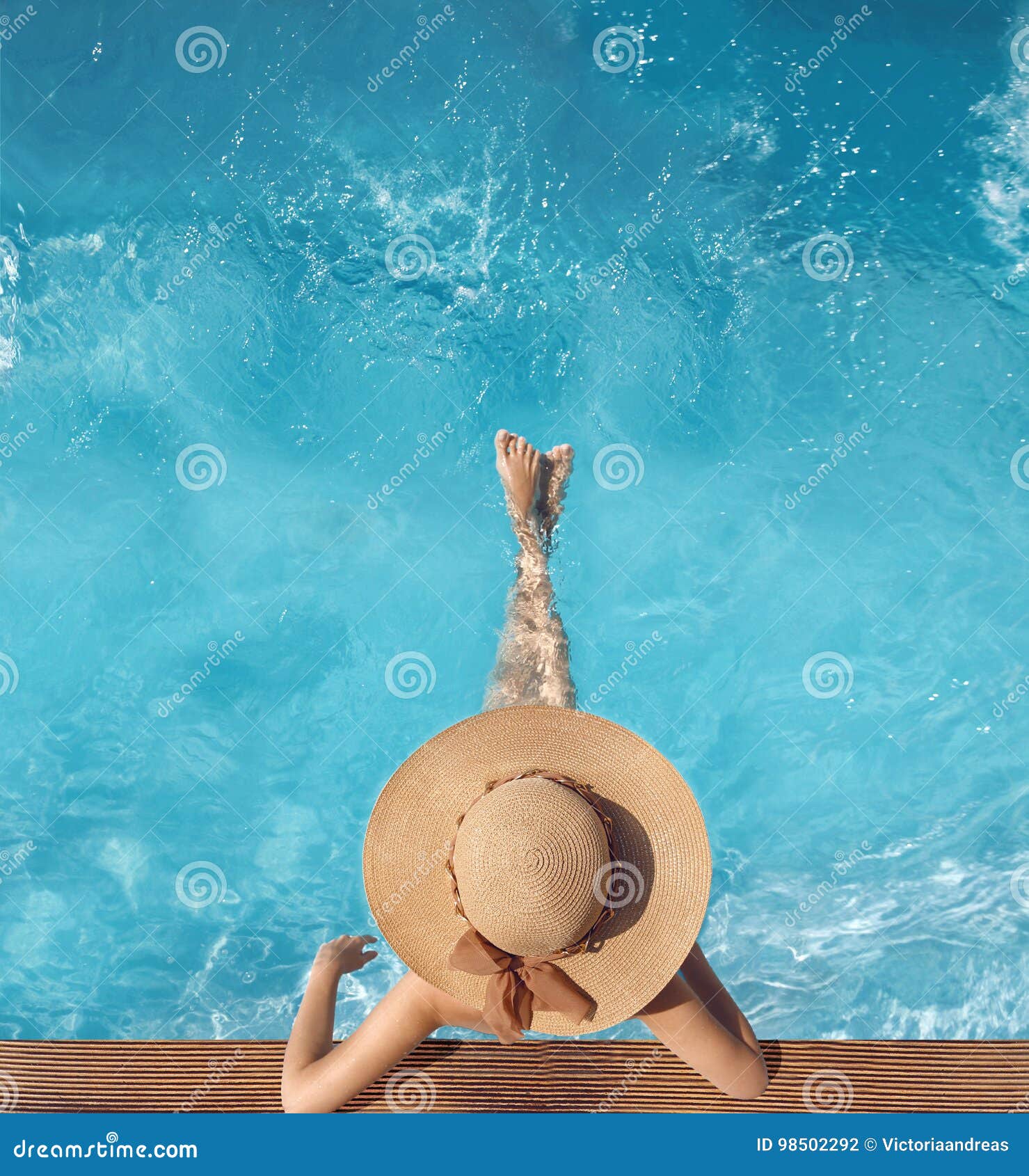 top view of woman in straw hat relaxing in swimming pool at luxury villa resort. summer holiday idyllic background. vacations con